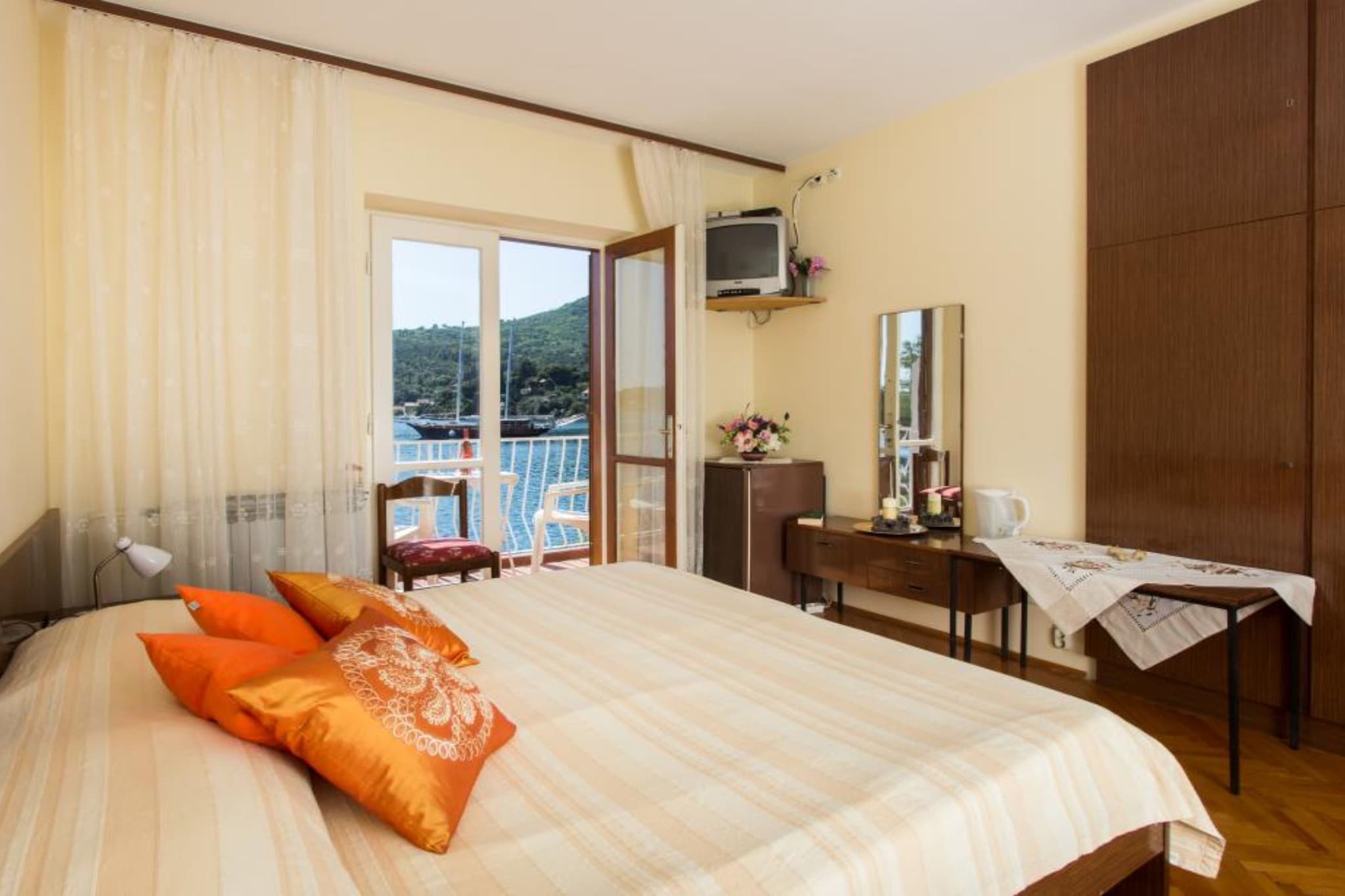 Villa Malfi - Standard Double Room with Sea View (S3)-Slaapkamer