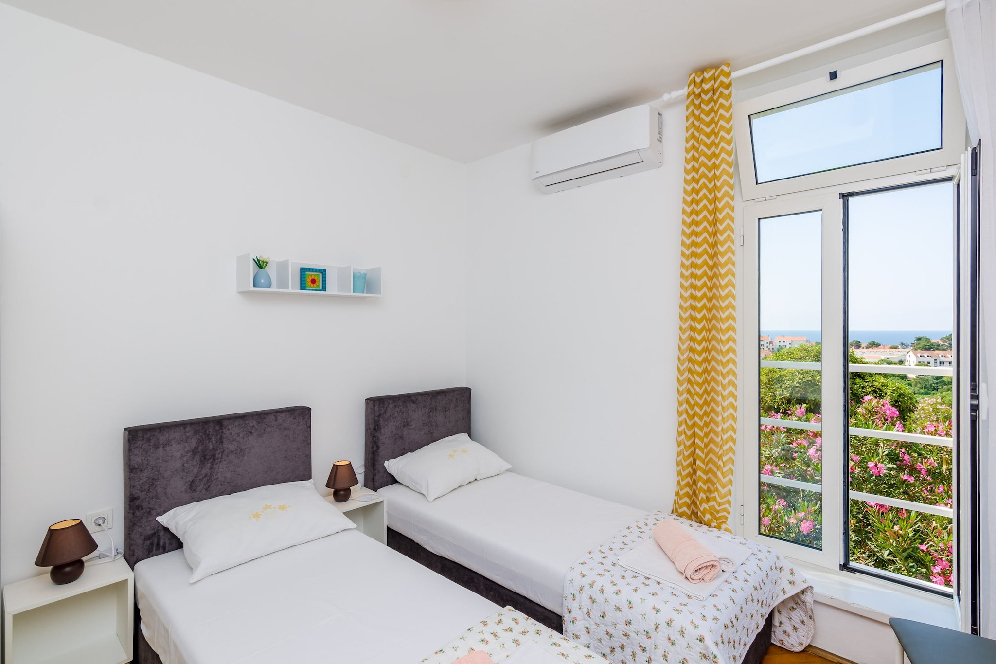 Apartment Petrana - Studio Apartment with Terrace-Woonkamer
