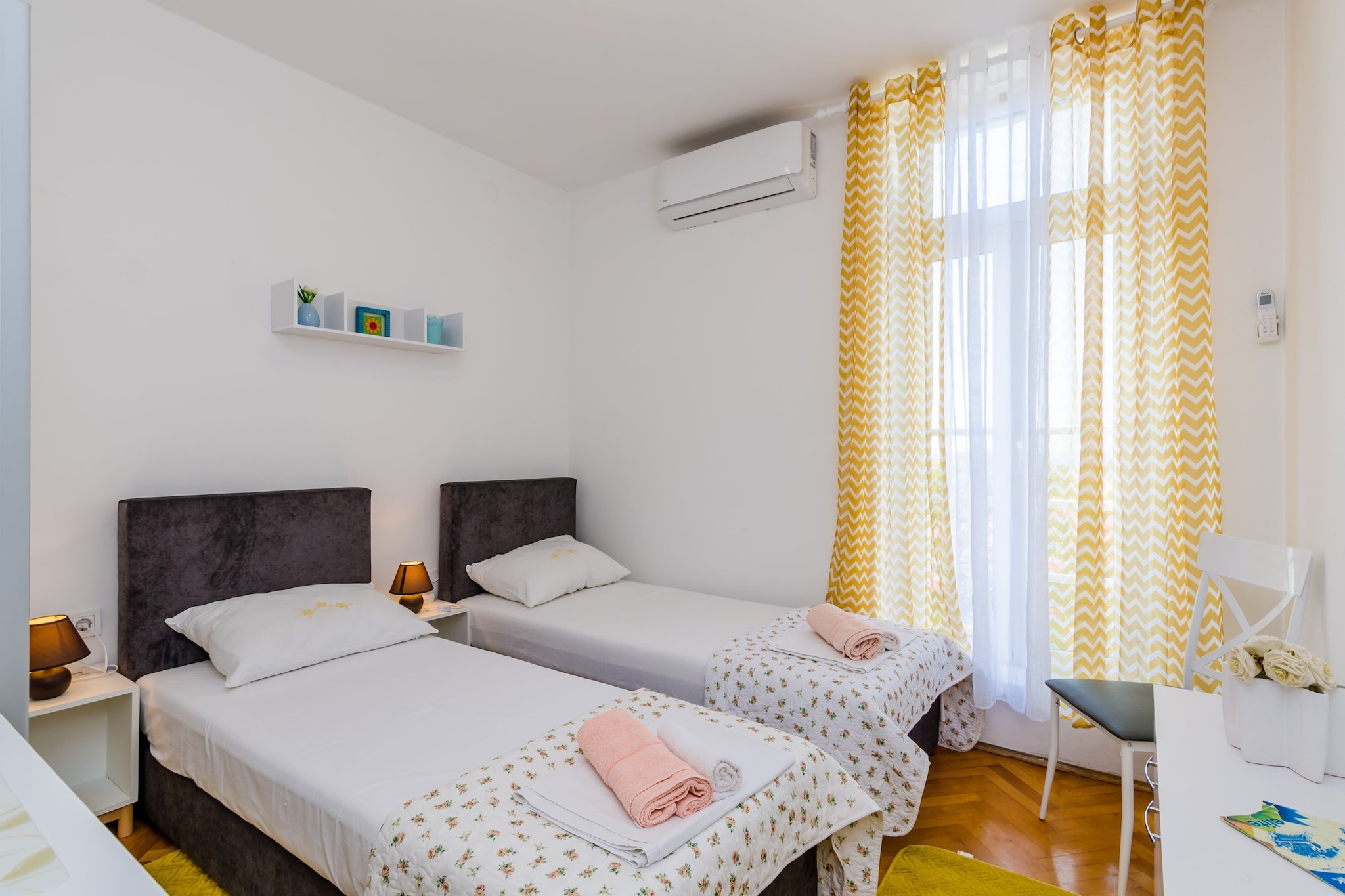 Apartment Petrana - Studio Apartment with Terrace-Woonkamer
