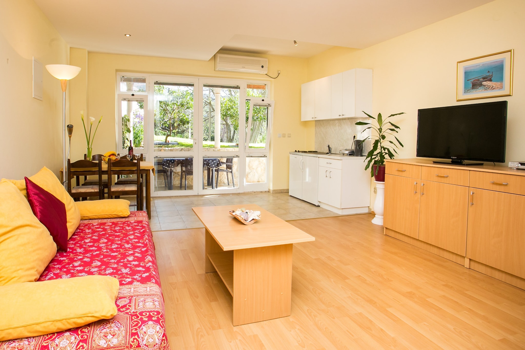 Apartments Radic are located in Lapad Peninsula, only 4 min walking distance from Lapad bay, 10 minutes from the beach and only 8 minutes ride from the Old Town. This location is perfect for guests who love to enjoy the sun and the sea, being close to the touristic center, but far enough to avoid the crowds and keep their peace and privacy. Apartments Radić are charming offering guests comfort during their stay.
Free parking is available to the guests reservation required.
This charming studio apartment can accommodate up to three guests. Studio Apartment comes with furnished terrace features free WiFi, air conditioning and SAT LCD TV. Kitchenette is equipped with a stove, microwave, refrigerator, toaster and a water kettle. Bathroom includes a washing machine, shower and a hair dryer.
Ironing facilities and baby cot are at guests' disposal upon request
Apartments Radic are located in Lapad. Location is great and very popular as guests can reach many shops, restaurants, cafes, parks, open market and cinema. For those who like some sport activities there are tennis courts. In the area there are local beaches which you can enjoy during your stay.
Dubrovnik’s Old Town is just a 8 minute bus ride away, with a bus stop 240 meters from the property.
Dubrovnik Bus Station and Ferry Port, connecting the mainland with various Dalmatian islands, are 8 minutes ride from the apartment, while Dubrovnik Airport is 22,8 km away.