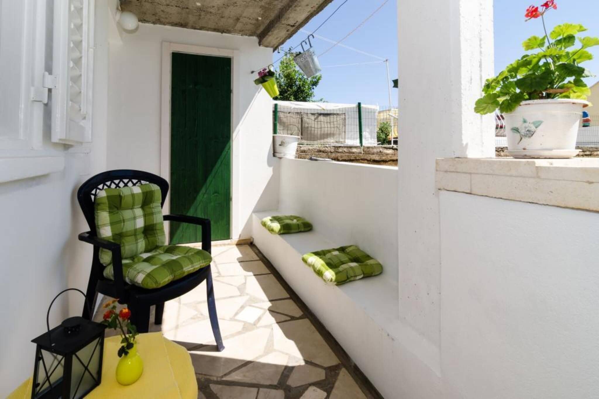 Apartment Mir - Studio Apartment with Garden View-Terrasbalkon