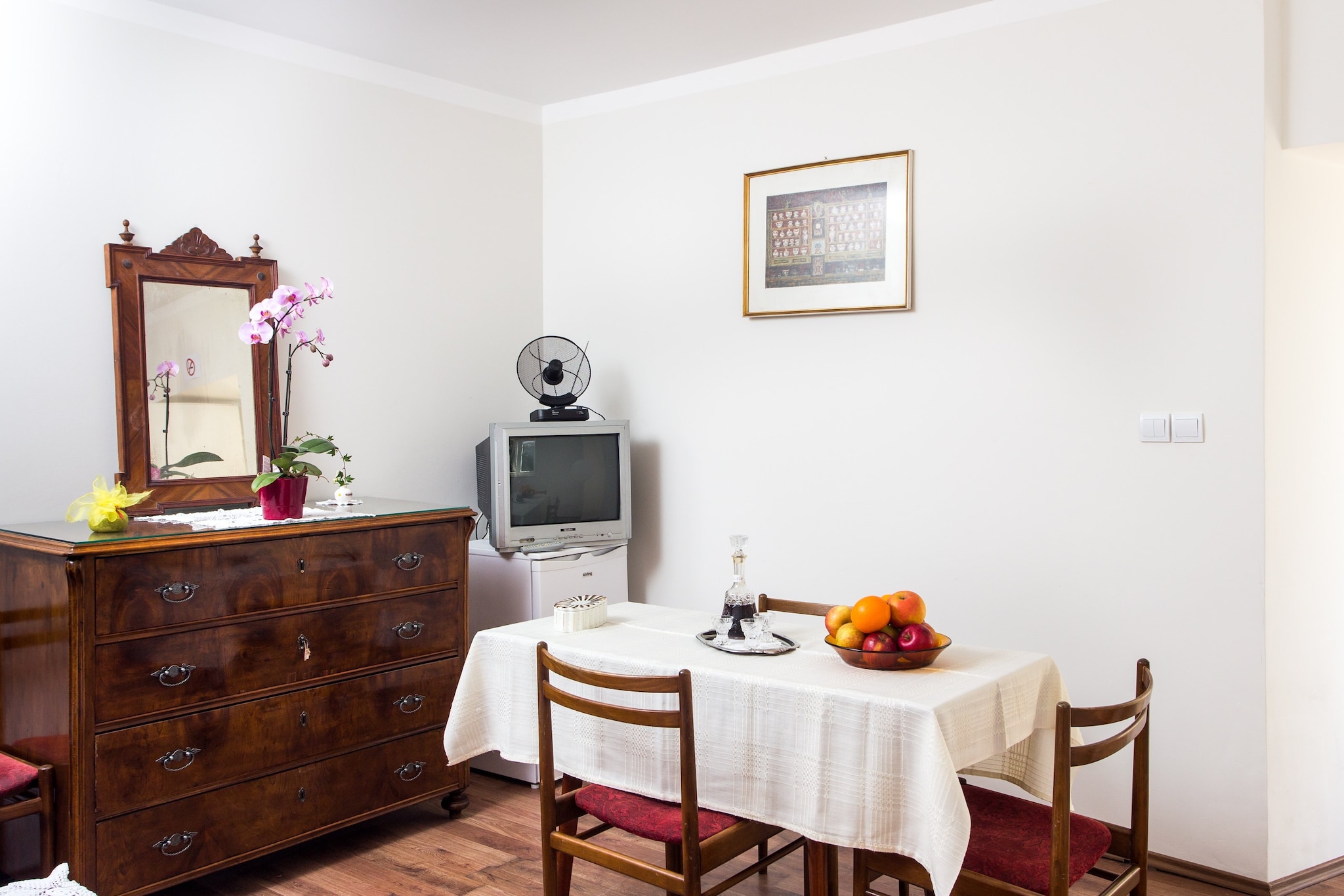 Apartments Ljubimir - One-Bedroom Apartment with Shared Terrace - Bambo-Eetkamer