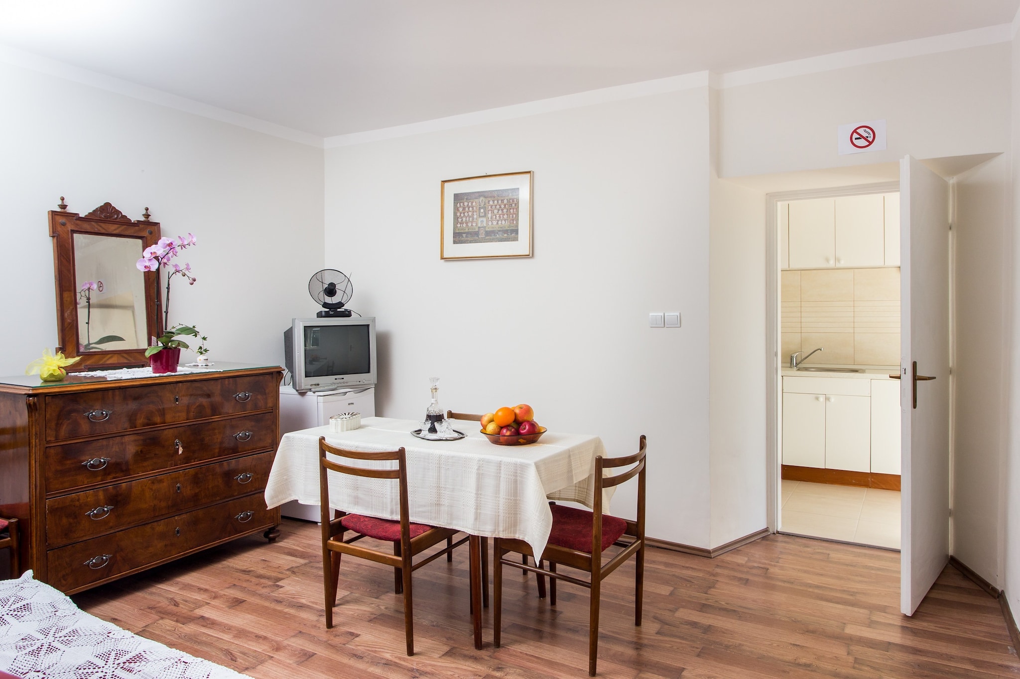 Apartments Ljubimir - One-Bedroom Apartment with Shared Terrace - Bambo-Eetkamer