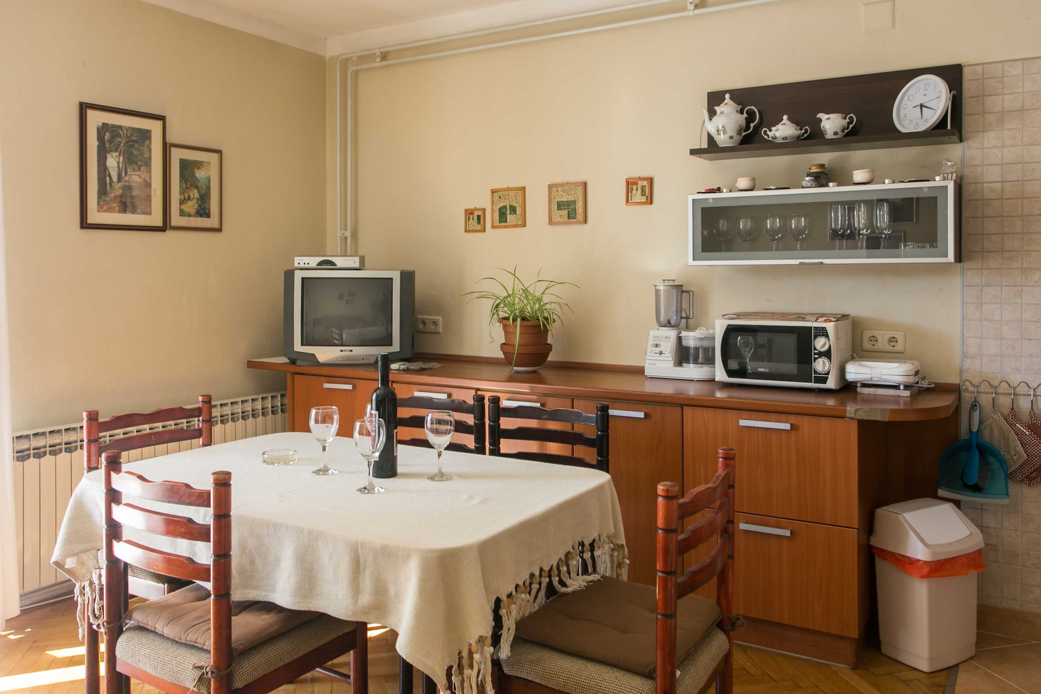 Apartments Miljan Popovic are situated in the beautiful town of Cavtat. Property contains two accommodation units and it offers private parking and baggage dropoff while cot is available upon request.
Apartment features WiFi, air conditioning and cable TV. The bedrooms come with double beds while the living room includes a sofa, dining area and a fully equipped kitchen. The apartment has a private bathroom with shower, washing machine and a hair dryer. The guests have also access to a common terrace.
A beach and playground for children can be found less than 500 meters from the accommodation. A grocery store, pharmacy, bakery, shop and bus stop are all less than 100 meters away. Cavtat Promenade, filled with cafes, restaurants and lovely sea views, is 300 meters away.
Dubrovnik Airport is 6 km away while Bus Station and Ferry Port, connecting the mainland with various Dalmatian islands, are 20 km away.