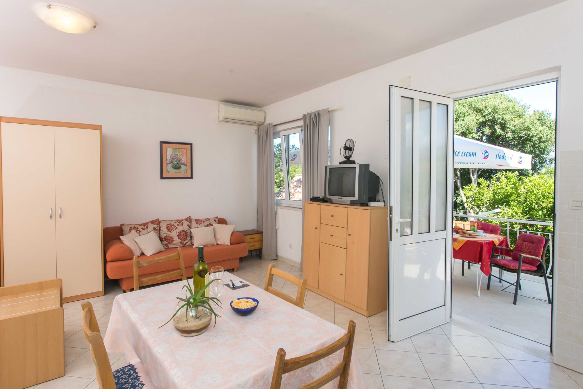 Apartments Miljan Popovic are situated in the beautiful town of Cavtat. Property contains two accommodation units and it offers private parking and baggage dropoff while cot is available upon request.
Studio apartment features free WiFi, air conditioning and cable TV. The studio comes with a double bed, sofa, dining area and a mini kitchen. The apartment has a private bathroom with shower, washing machine and a hair dryer. The guests also have access to a common terrace.
A beach and playground for children can be found less than 500 meters from the accommodation. A grocery store, pharmacy, bakery, shop and bus stop are all less than 100 meters away. Cavtat Promenade, filled with cafes, restaurants and lovely sea views, is 300 meters away.
Dubrovnik Airport is 6 km away while Bus Station and Ferry Port, connecting the mainland with various Dalmatian islands, are 20 km away.