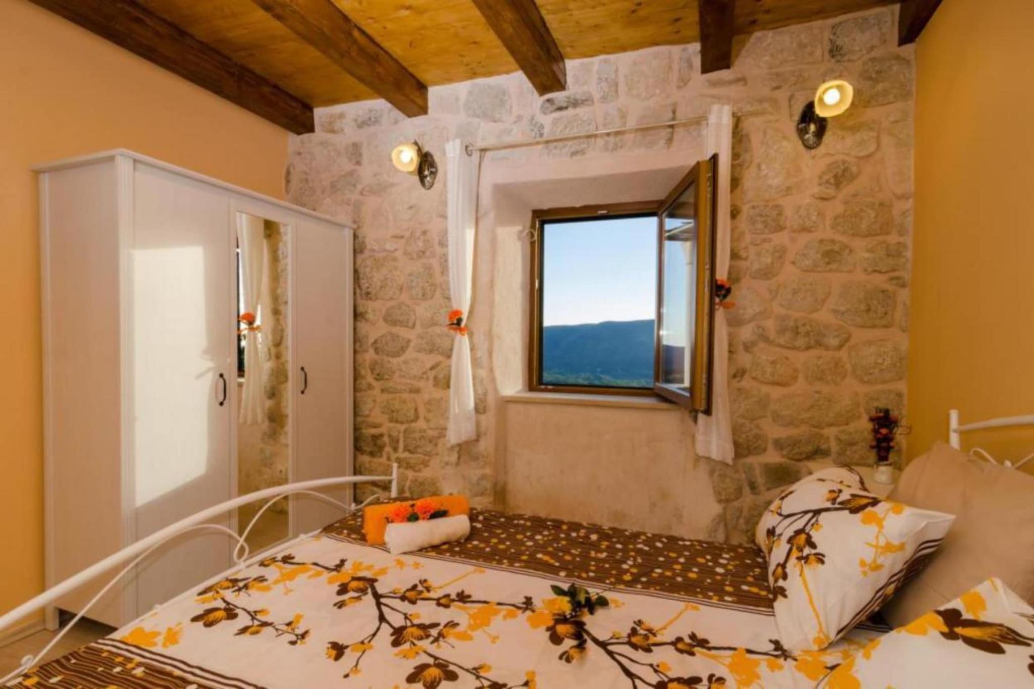 Villa Falcon Rook - Four-Bedroom Villa with Terrace and Swimming Pool-Slaapkamer