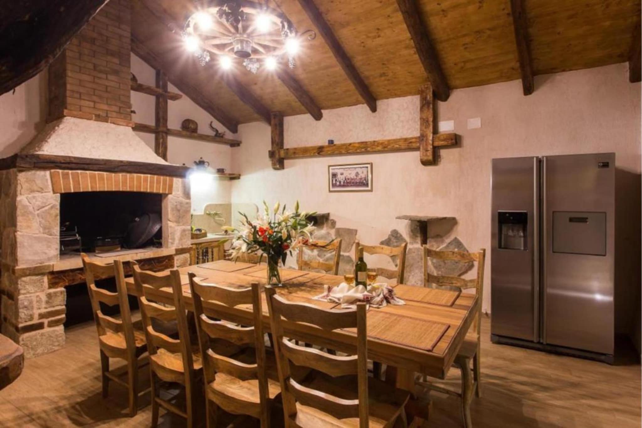 Villa Falcon Rook - Four-Bedroom Villa with Terrace and Swimming Pool-Eetkamer