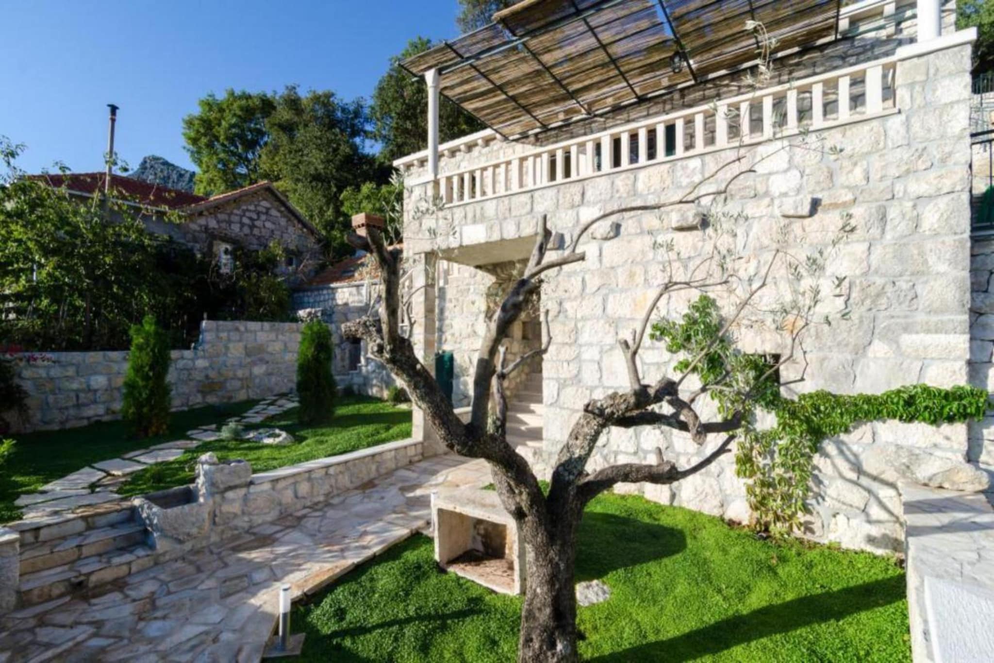 Villa Falcon Rook - Four-Bedroom Villa with Terrace and Swimming Pool