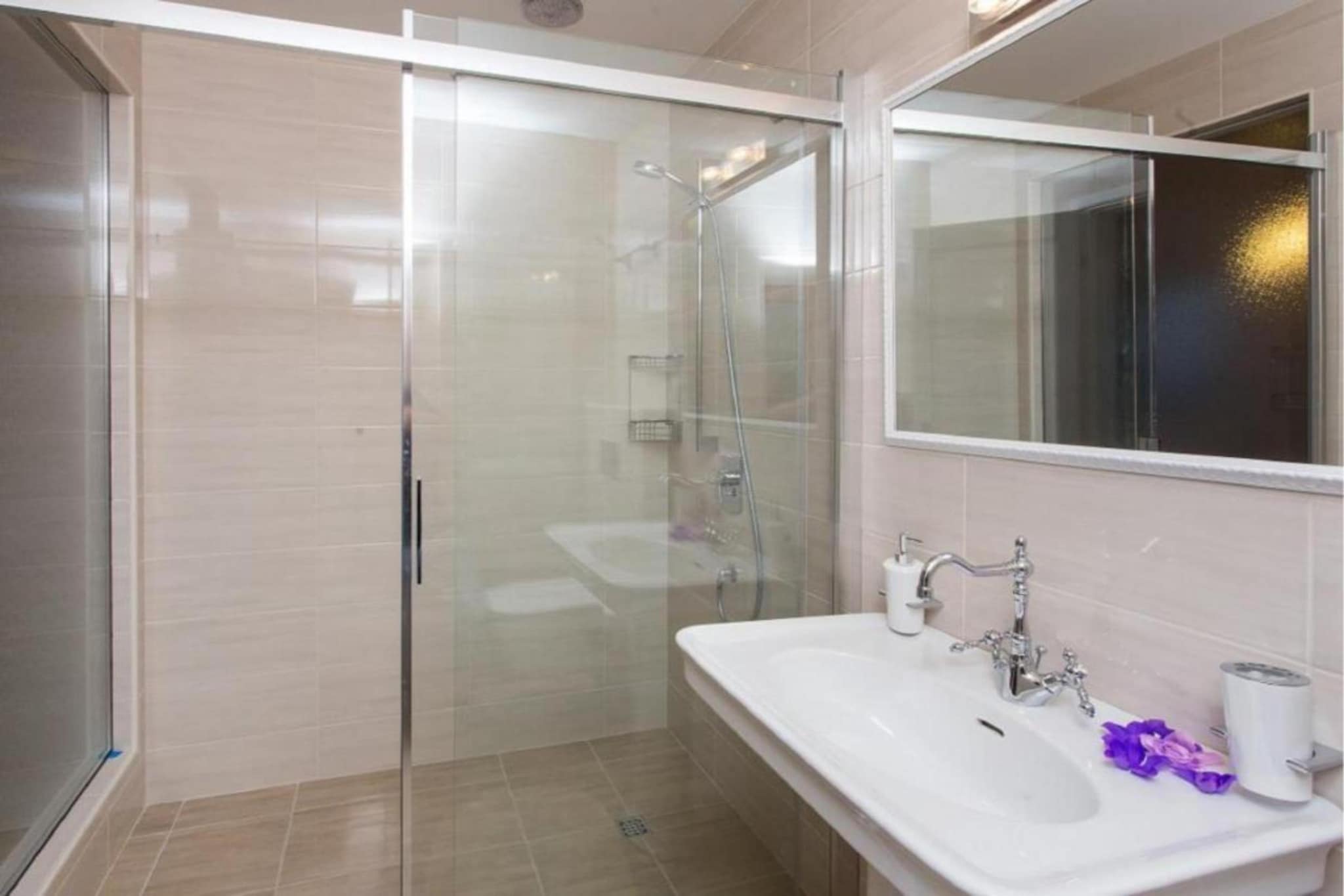 Villa Falcon Rook - Four-Bedroom Villa with Terrace and Swimming Pool-Badkamer
