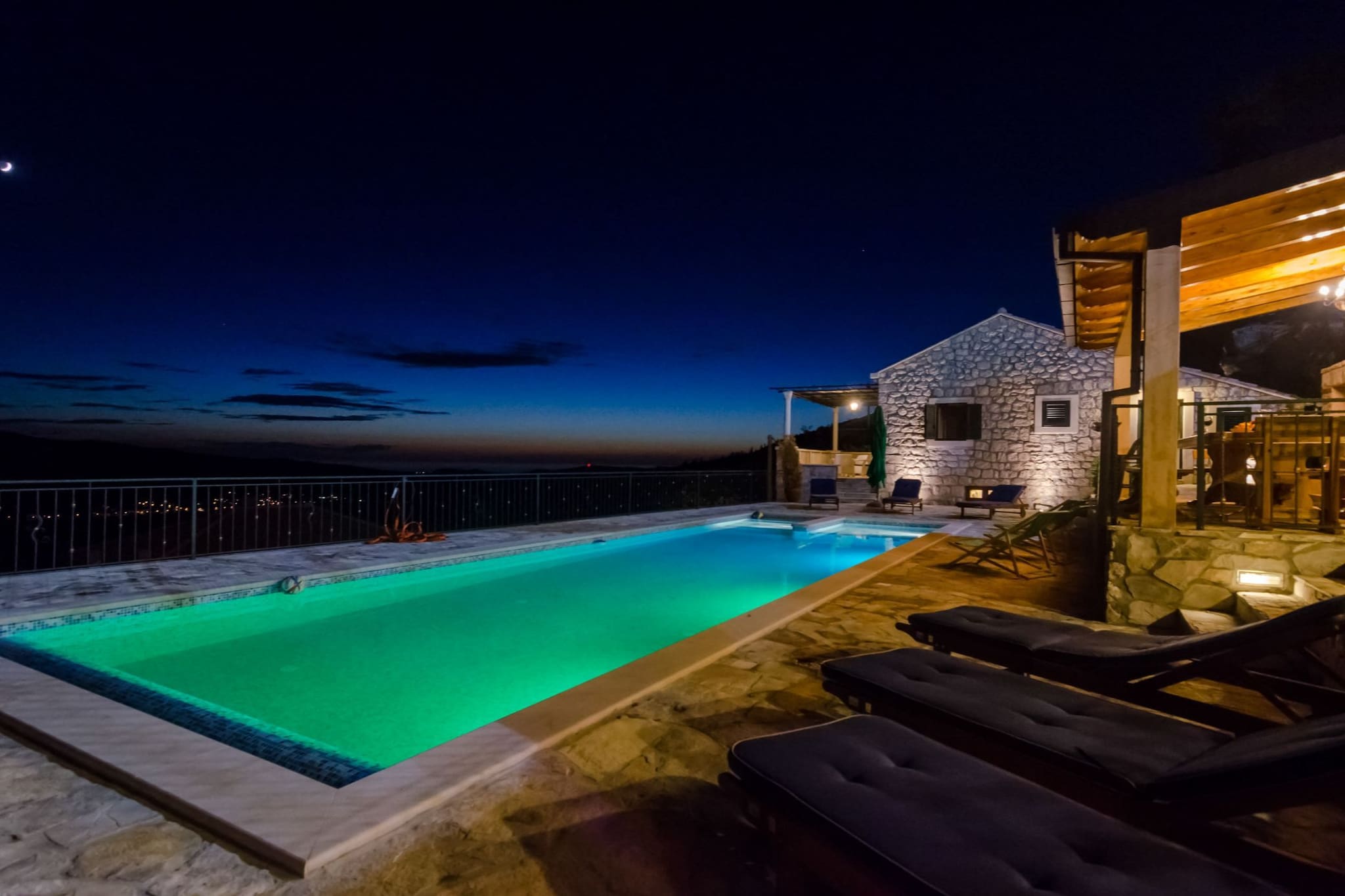 Villa Falcon Rook - Four-Bedroom Villa with Terrace and Swimming Pool-Zwembad