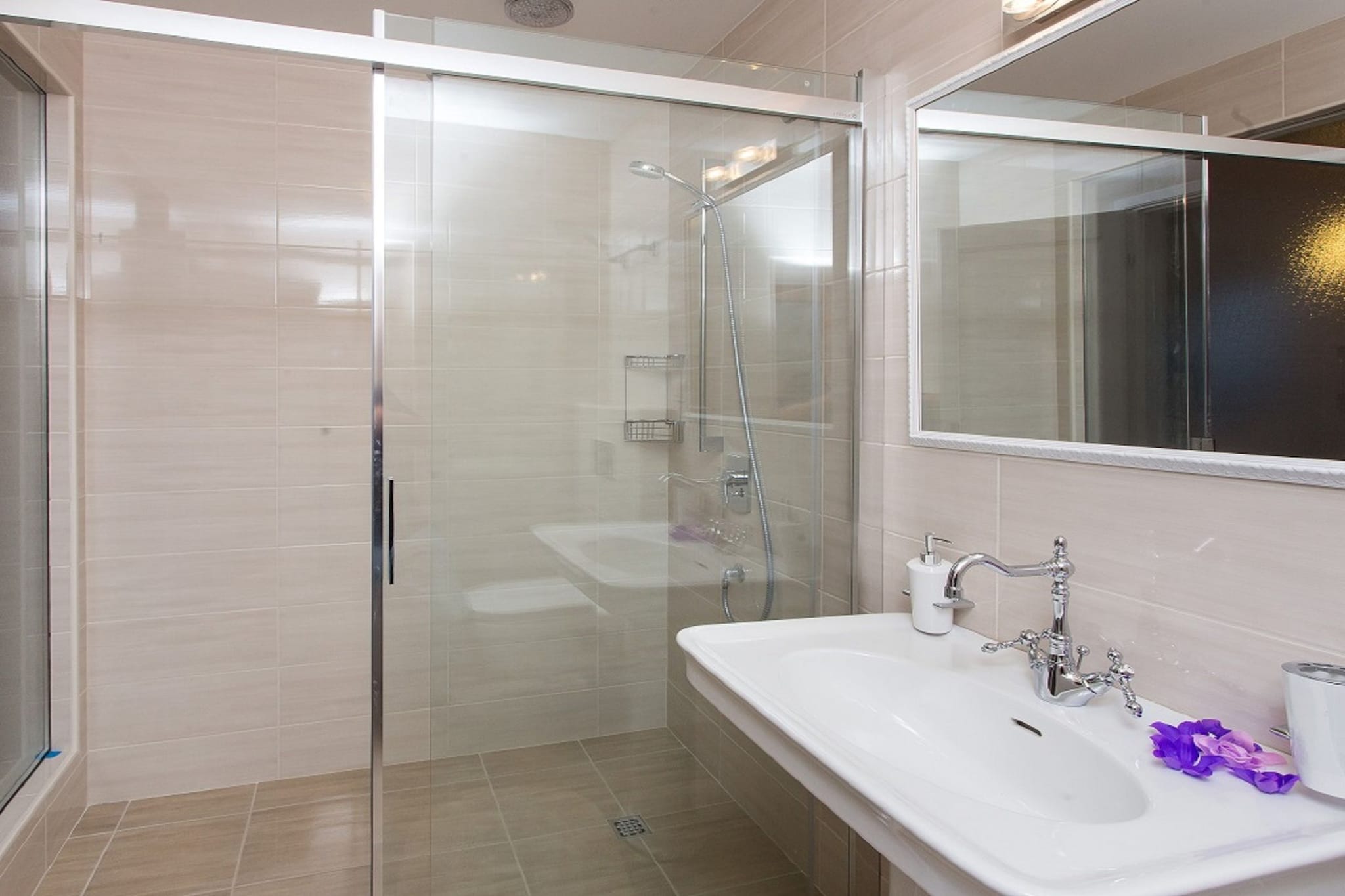 Villa Falcon Rook - Four-Bedroom Villa with Terrace and Swimming Pool-Badkamer