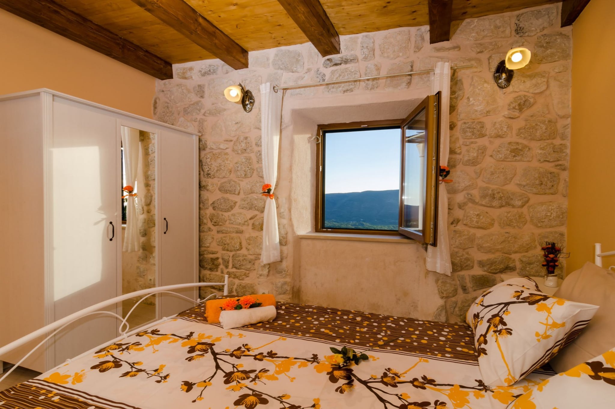 Villa Falcon Rook - Four-Bedroom Villa with Terrace and Swimming Pool-Slaapkamer