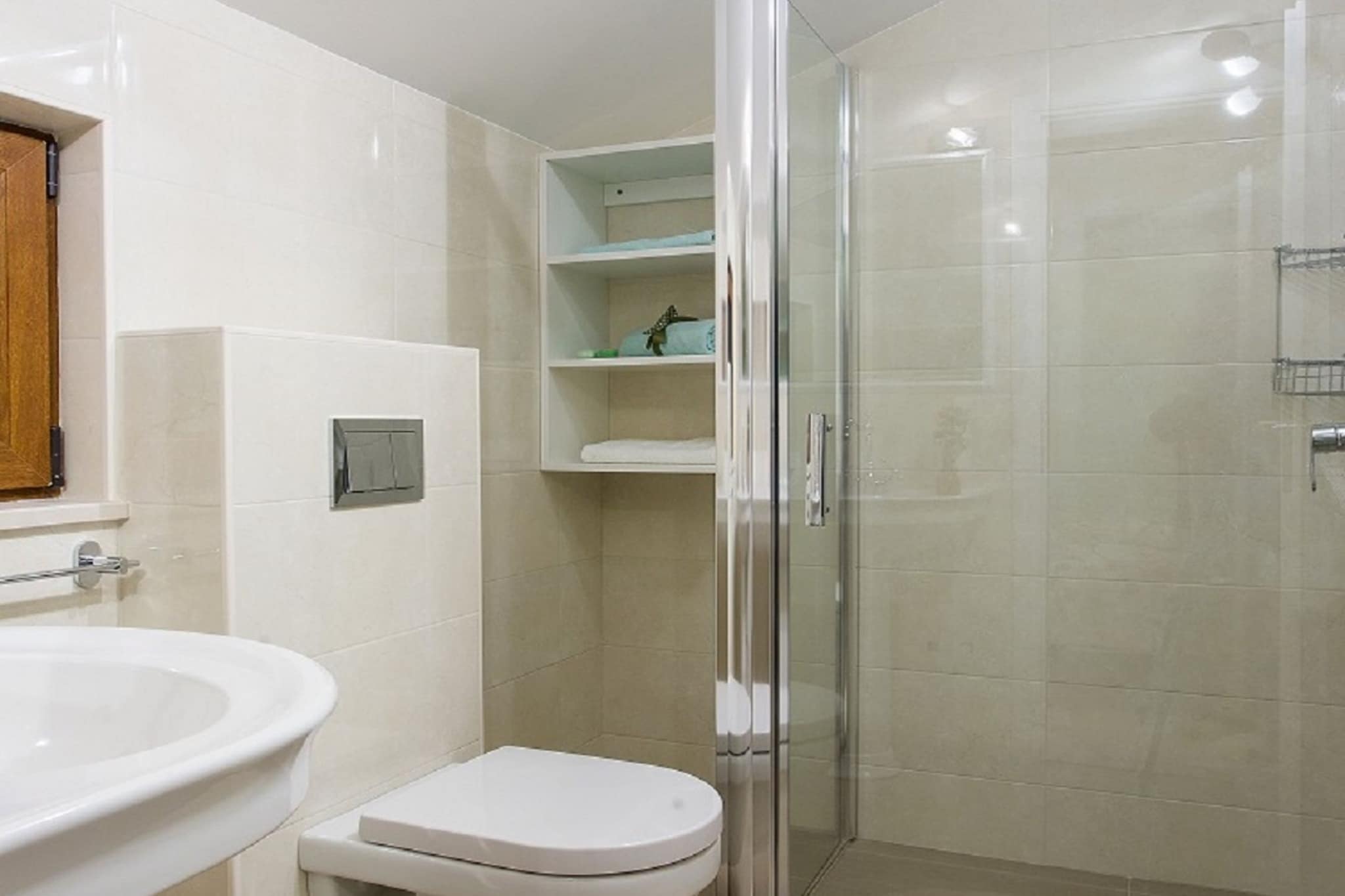 Villa Falcon Rook - Four-Bedroom Villa with Terrace and Swimming Pool-Badkamer