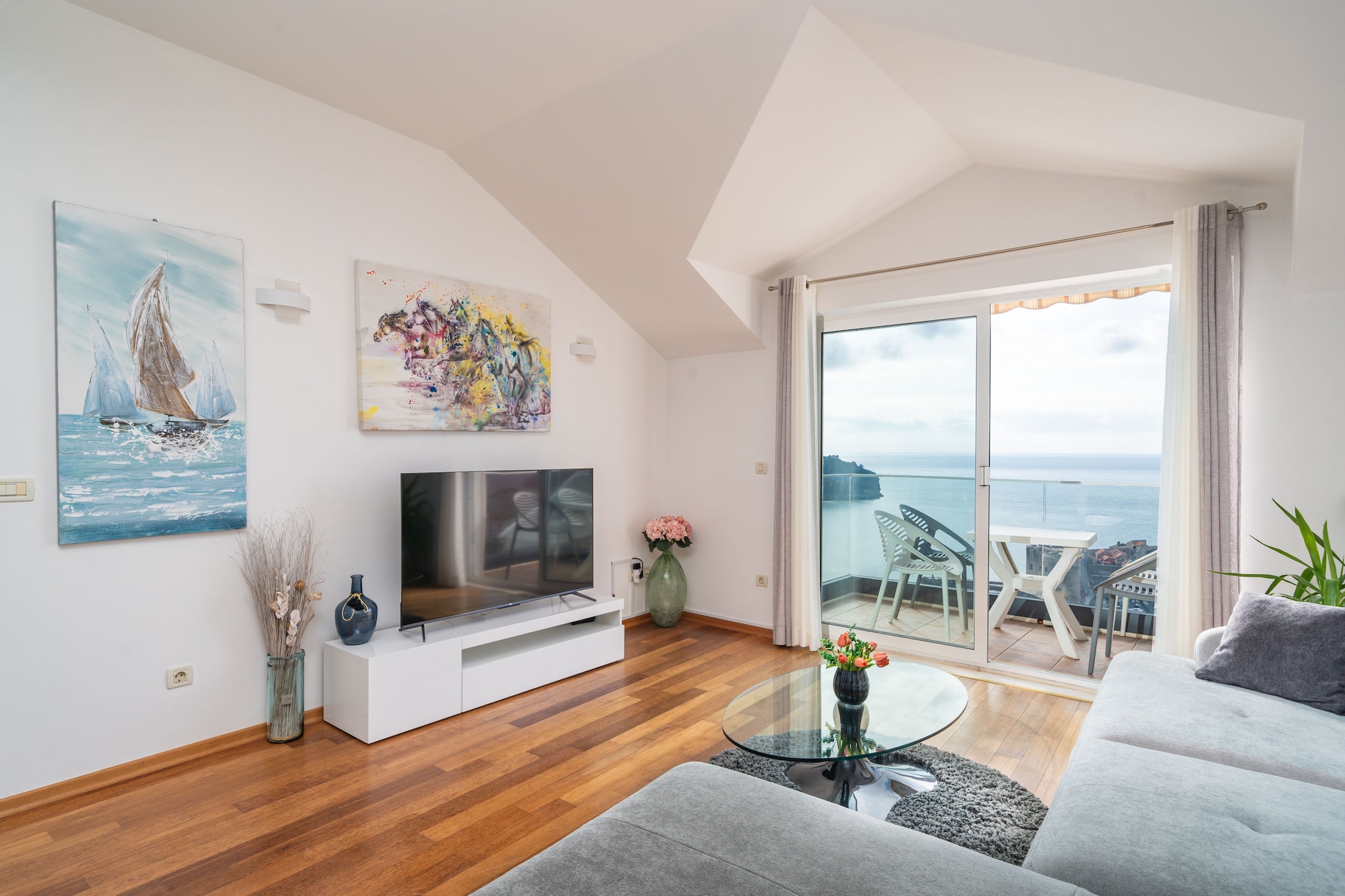 Apartments Isabora - Comfort Three-Bedroom Apartment with Balcony and Sea View (Second Floor)-Binnen