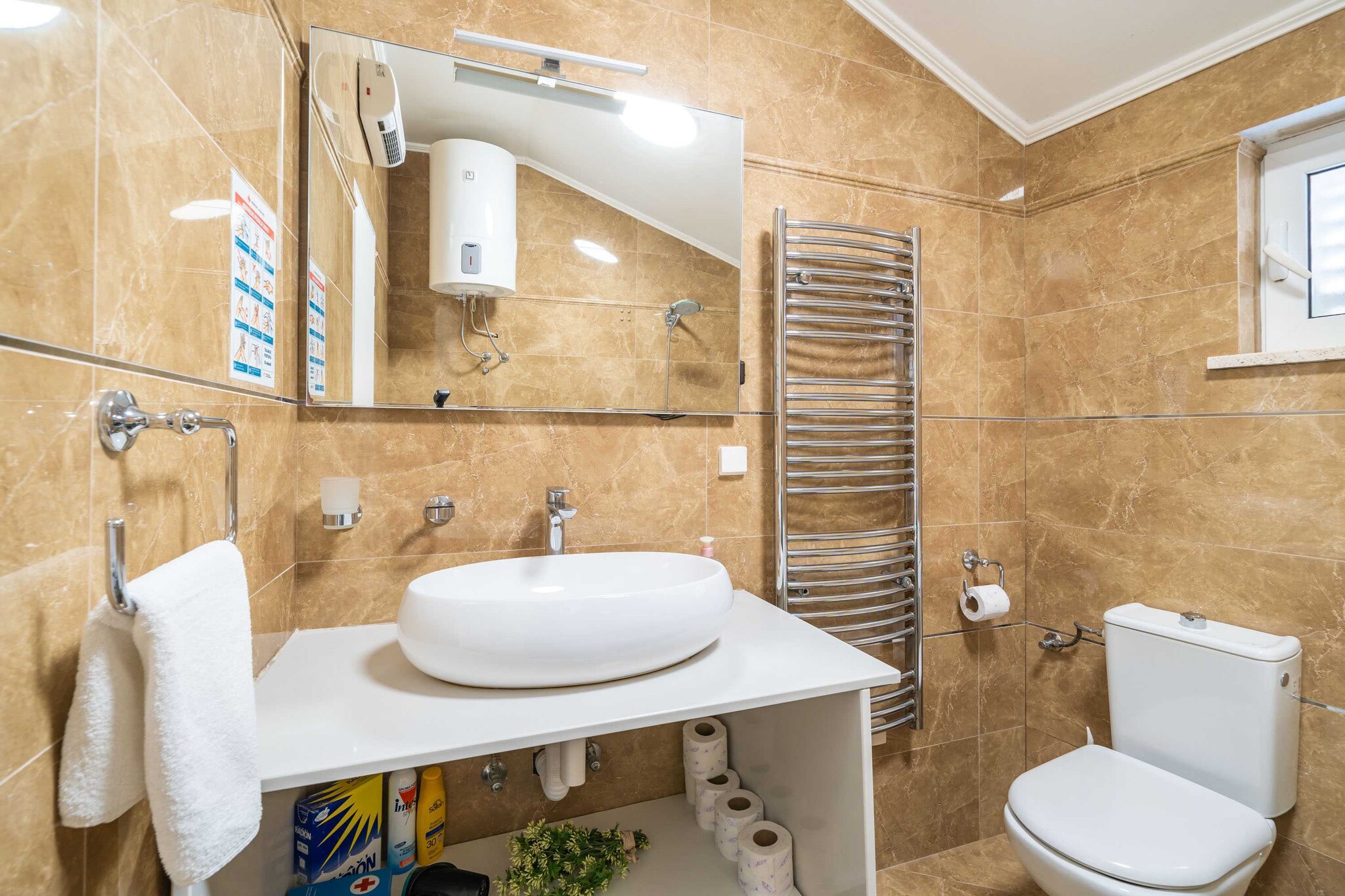 Apartments Isabora - Comfort Three-Bedroom Apartment with Balcony and Sea View (Second Floor)-Badkamer
