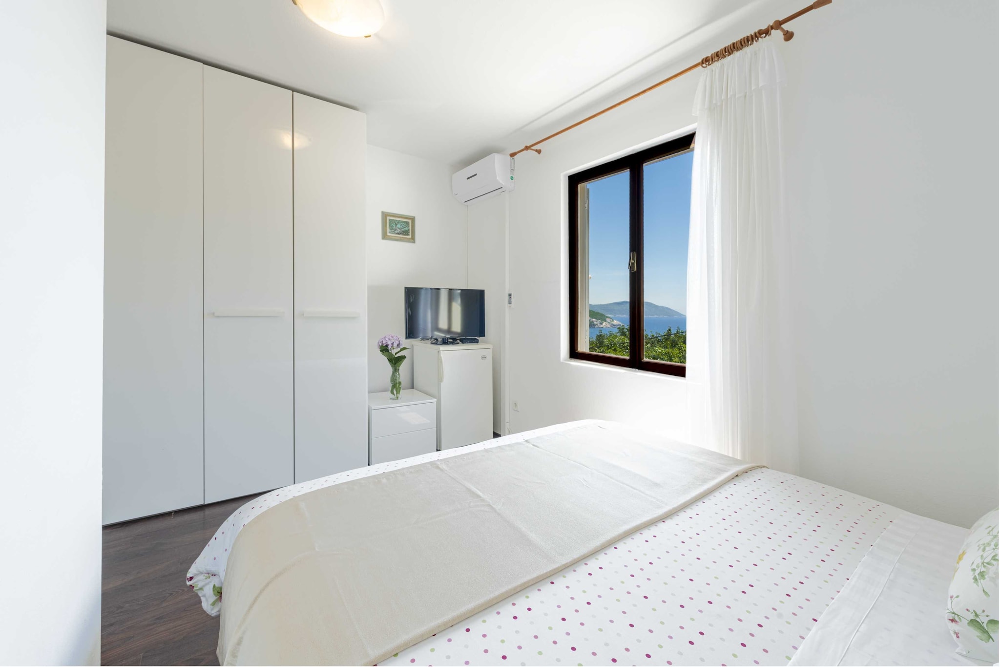Guest House Rooms Rose- Comfort Double Room with Balcony and Sea View-Slaapkamer