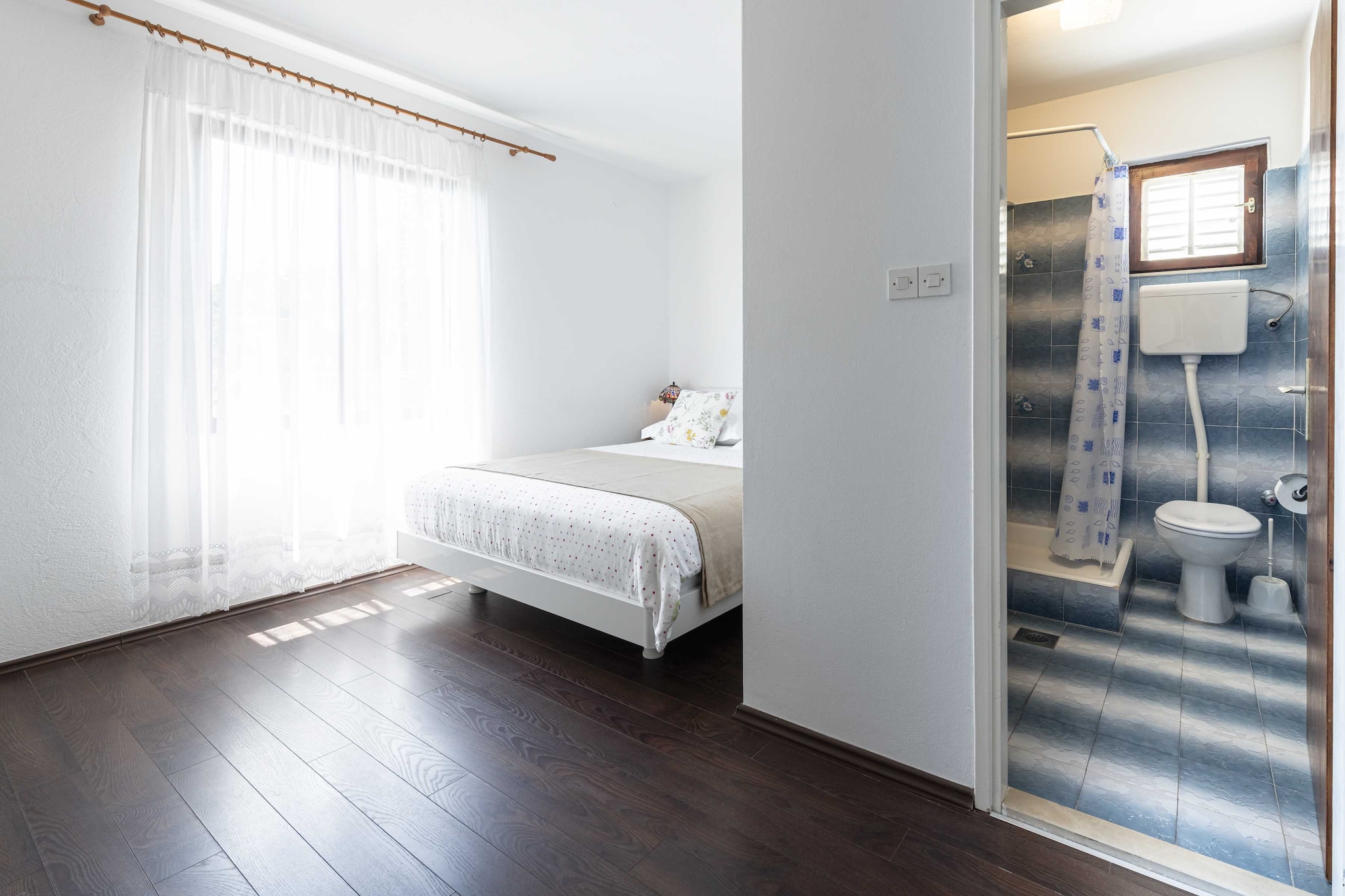 Guest House Rooms Rose- Comfort Double Room with Balcony and Sea View-Slaapkamer