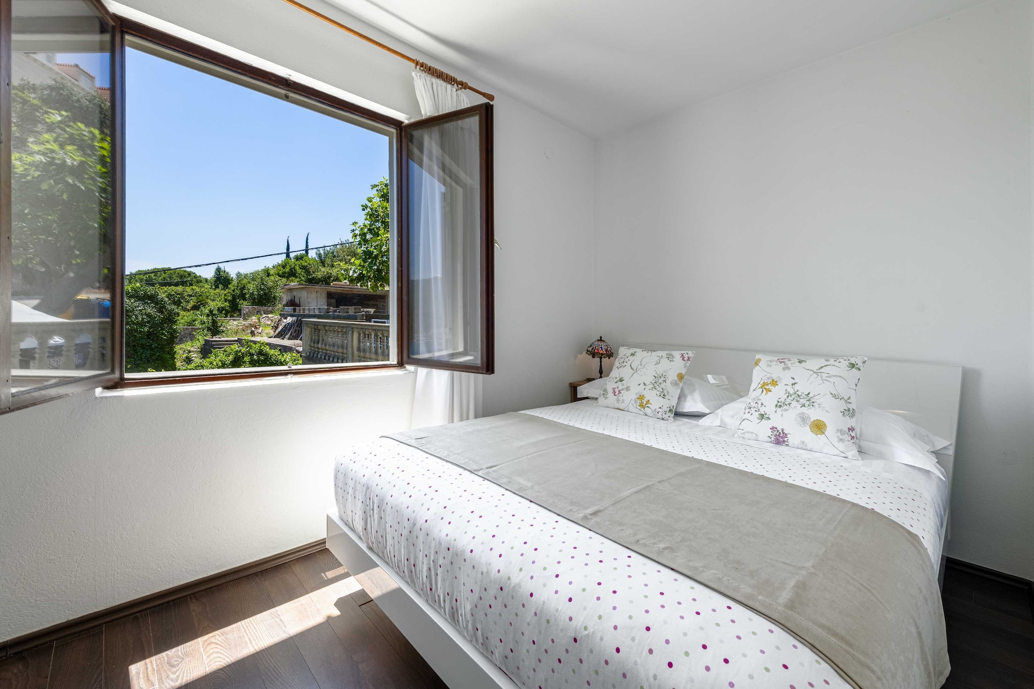 Guest House Rooms Rose- Comfort Double Room with Balcony and Sea View-Slaapkamer