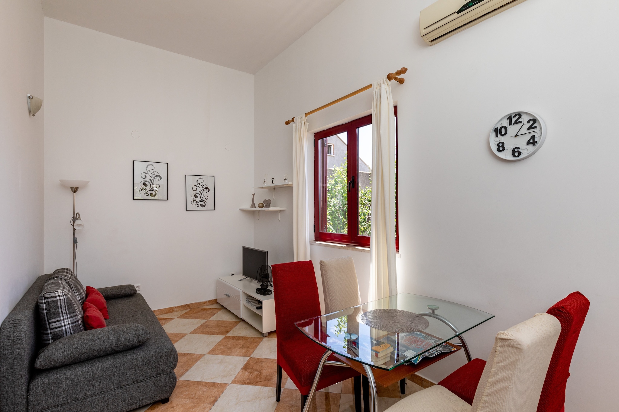 Apartments Franka are located in Gruž, lovely neighborhood which is the best choice if you want to spend your vacations in peace and quiet environment, far from the city crowds, and also to have nearby all you need during your holidays.
Property offers three self-catering accommodation units with free WiFi, air-conditioning and outdoor areas.
Free private parking is available, but reservation is needed.
Luggage storage is possible prior check in and after check out, so you can explore the place a little more before your departure.
Laundry and ironing services are available for an additional charge of 7 euros.
Featuring furnished terrace with garden views, this apartment consists of a living room with TV, free WiFi, air-conditioning and kitchen with a dining area.
Kitchen is fitted with refrigerator, stove, microwave, toaster and water kettle. Private bathroom comes with shower and a hair dryer.
This one bedroom apartment can comfortably accommodate up to 3 persons.
Due to the properties excellent location, everything you may need for a pleasant stay can be reached in a proximate distance. Guests will find restaurants, cafes, bars, shops, bakeries and banks less than 500 meters from the property while a grocery store and a bus station are within a 200 meters range. The most interesting sights can be seen in the famous Old Town of Dubrovnik, which is a 24 minutes walk from the accommodation.
Dubrovnik Bus Station and Ferry Port, connecting the mainland with various Dalmatian islands, are 5 minutes ride from the apartment, while Dubrovnik Airport is 21 km away.