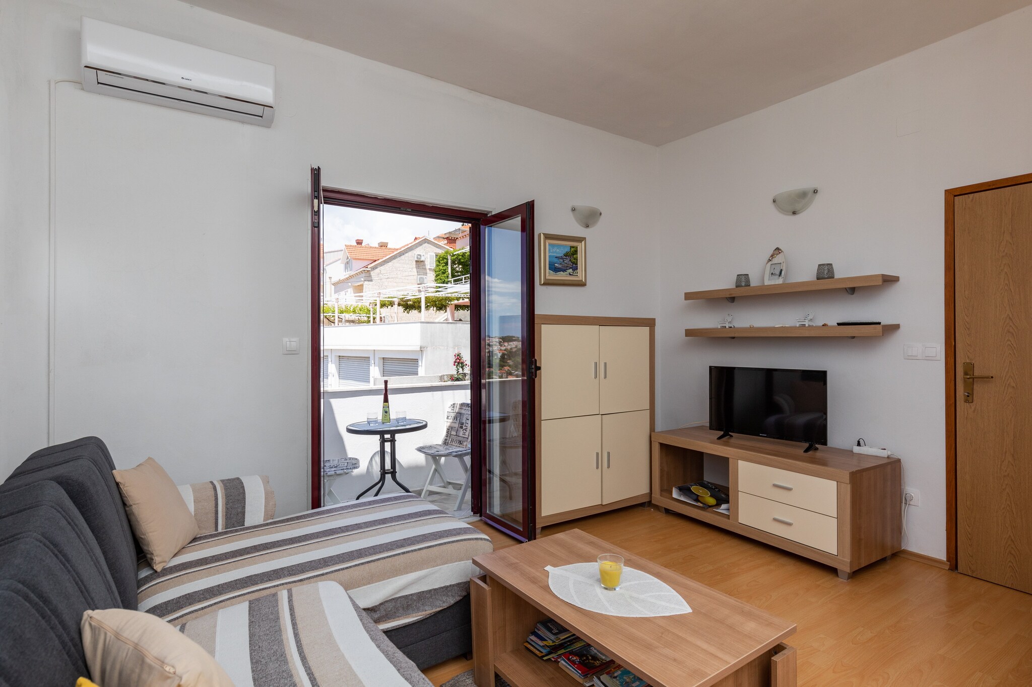 Apartments Franka are located in Gruž, lovely neighborhood which is the best choice if you want to spend your vacations in peace and quiet environment, far from the city crowds, and also to have nearby all you need during your holidays.
Property offers three self-catering accommodation units with free WiFi, air-conditioning and outdoor areas.
Free private parking is available, but reservation is needed.
Luggage storage is possible prior check in and after check out, so you can explore the place a little more before your departure.
Laundry and ironing services are available for an additional charge of 7 euros.
Featuring a balcony with sea views, this apartment consists of a living room with TV, and a kitchenette with a dining area. It features WiFi and air-conditioning. Kitchen is equipped with a stove, oven, kettle, toaster, fridge and dining area. Bathroom includes shower cabin and a hair dryer.
This one bedroom apartment can comfortably accommodate up to 3 persons.
Due to the properties excellent location, everything you may need for a pleasant stay can be reached in a proximate distance. Guests will find restaurants, cafes, bars, shops, bakeries and banks less than 500 meters from the property while a grocery store and a bus station are within a 200 meters range. The most interesting sights can be seen in the famous Old Town of Dubrovnik, which is a 24 minutes walk from the accommodation.
Dubrovnik Bus Station and Ferry Port, connecting the mainland with various Dalmatian islands, are 5 minutes ride from the apartment, while Dubrovnik Airport is 21 km away.