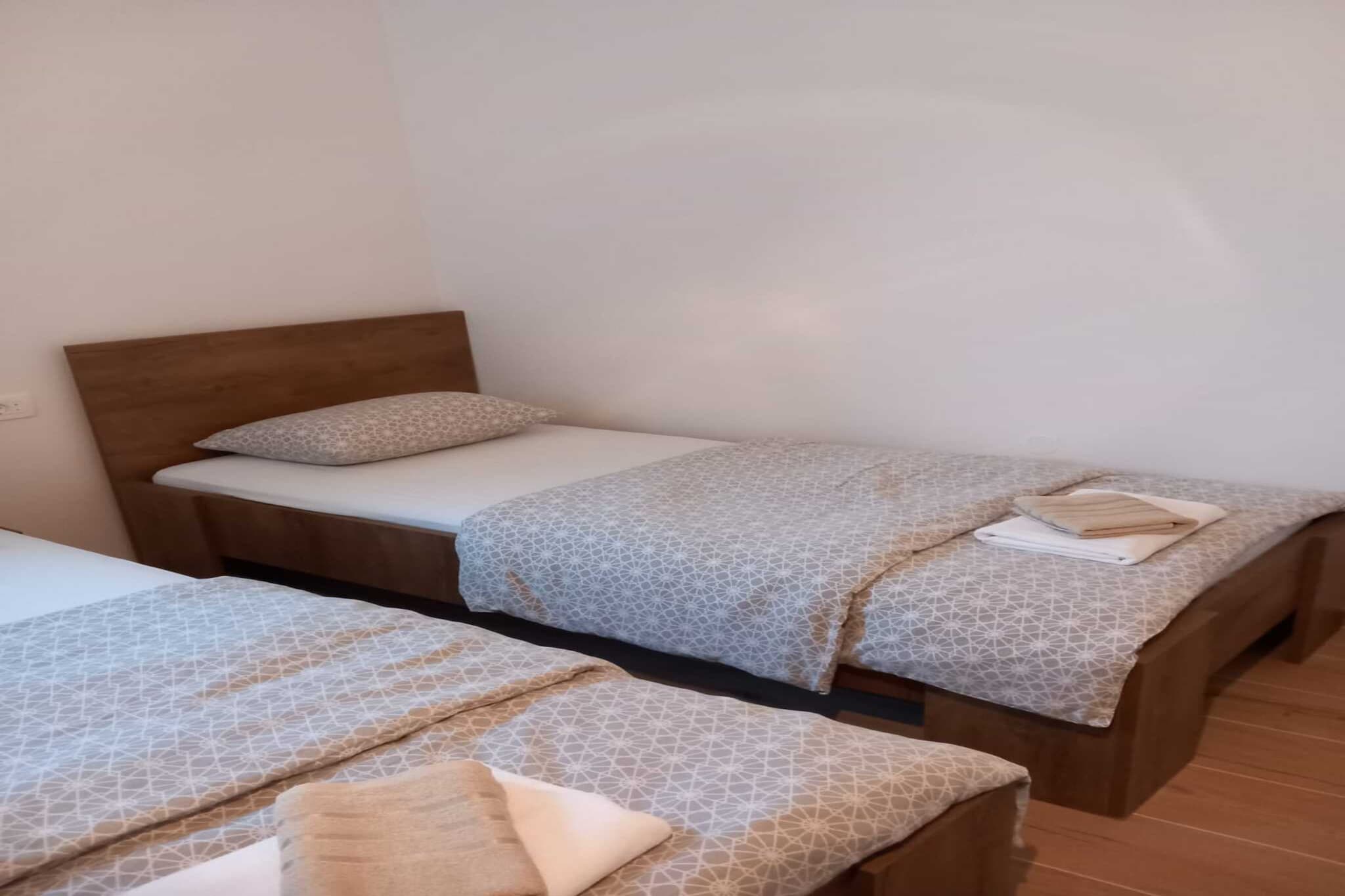 Apartments Kalajzic - Two Bedroom Apartment with Garden and Terrace(A2) (ST)-Chambre