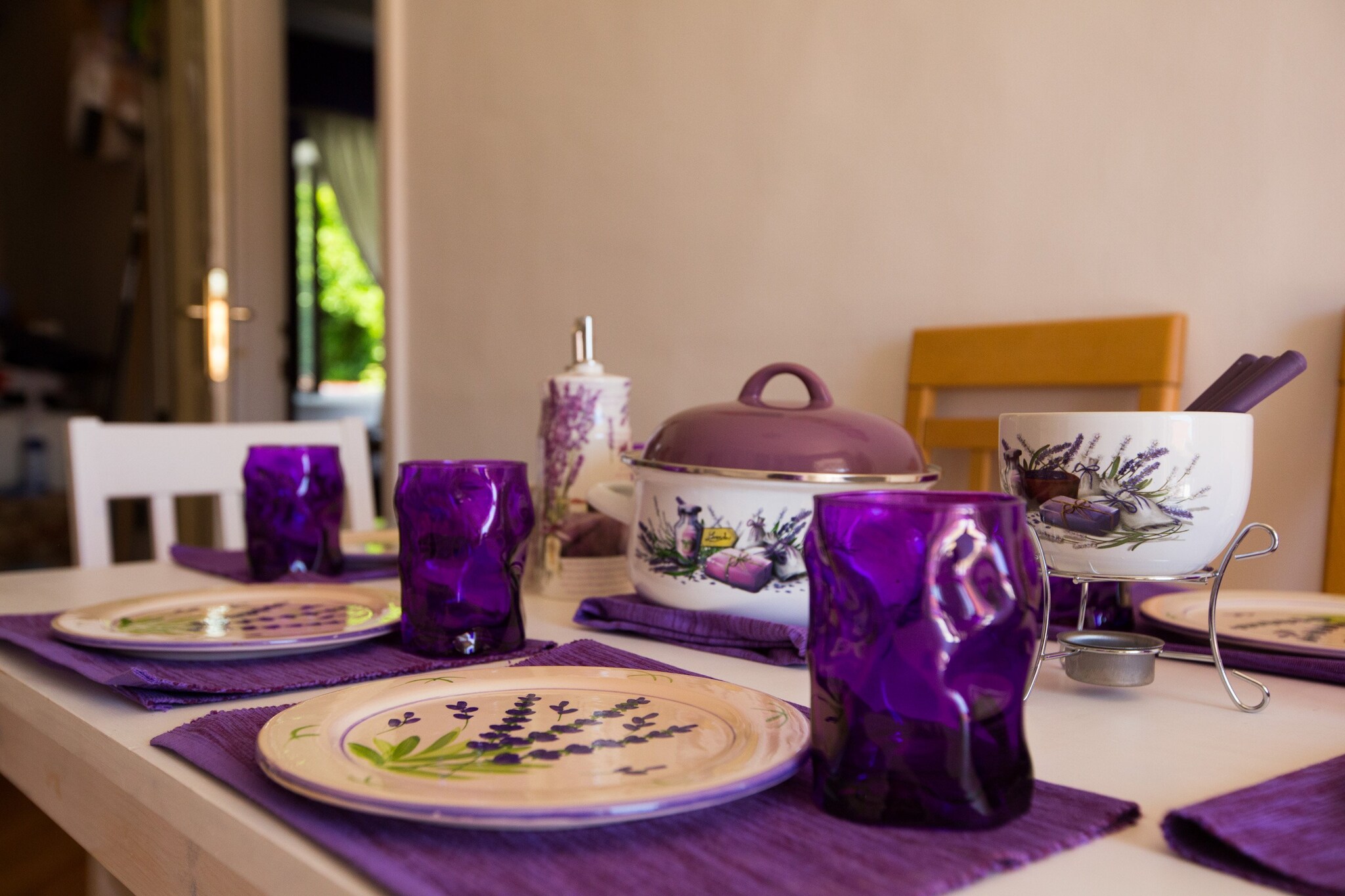 Guest house Gugily is ideally situated as it is set just outside The City Walls and a stone's throw away from everything Dubrovnik has to offer, whether one is interested in historic Old City and its many sights or in basking in the Mediterranean sun and swimming in the crystal clear Adriatic sea.
This lovely double room with shared bathroom is a perfect fit for up to two persons.
It features free WiFi, air-conditioning and cable TV. Communal kitchenette is equipped with a stove, refrigerator, microwave, toaster, water kettle, coffee machine and a dining area.
Ironing facilities, washing machine and balcony are at guests' disposal.
Guest House Gugily are located only 110 meters from the Old Town of Dubrovnik. The UNESCO-protected center which is known for its architecture and guests can explore its numerous sights, such as the Town Walls and Stradun Promenade. There are also many picturesque cafes and restaurants that invite to relax, as well as beaches, bars and shops. The grocery shop, bakery and cafes can be found in 100 meters range. Famous Banje beach is only 450 meters from the property and the nearest bus station is 100 meters away.
Dubrovnik Bus Station and Ferry Port, connecting the mainland with various Dalmatian islands are 2.5 km away from the property, while Dubrovnik Airport is 21 km away.