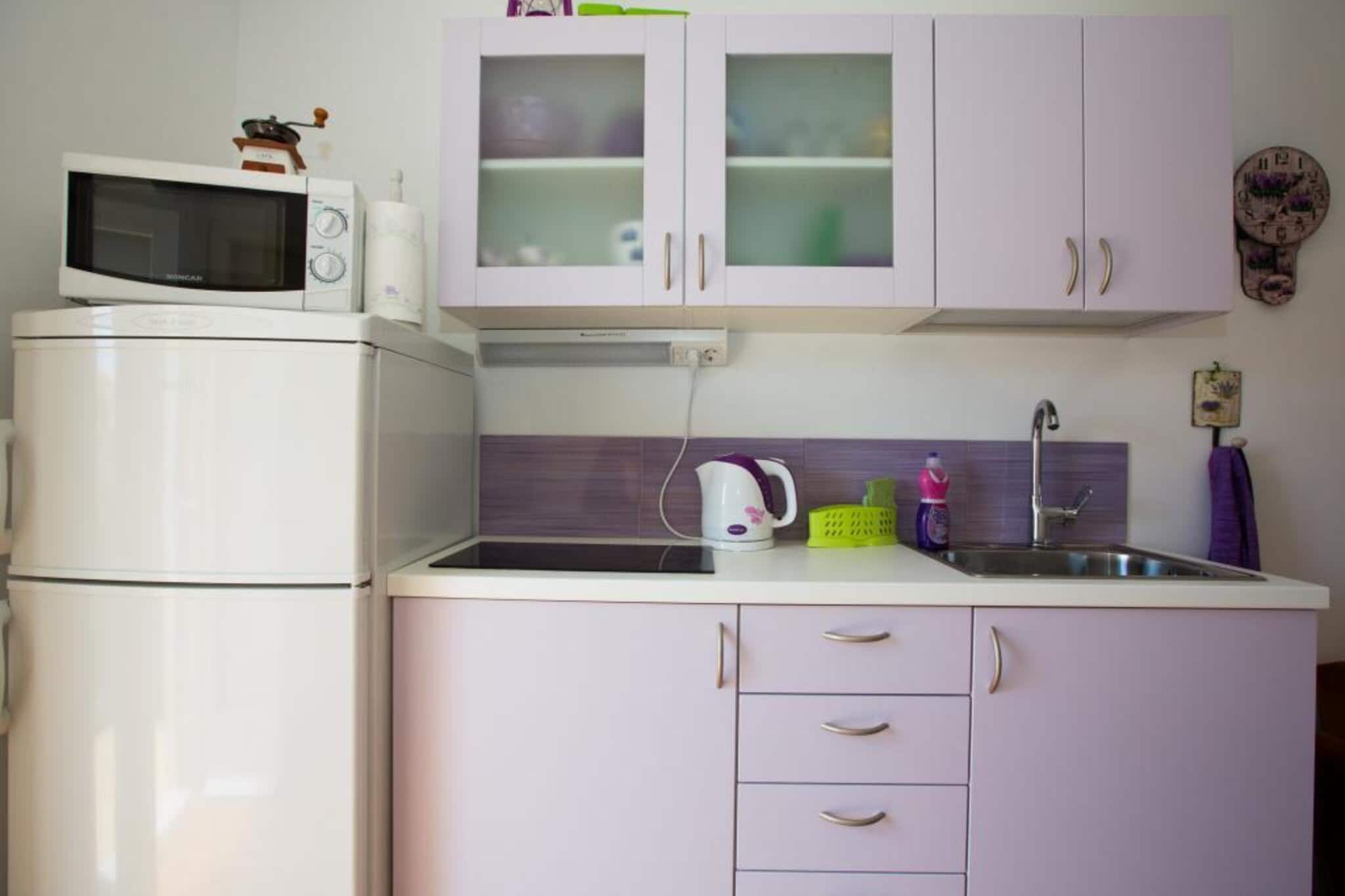 Guest House Gugily- Twin Room with Shared Bathroom and City View (4)-Kitchen