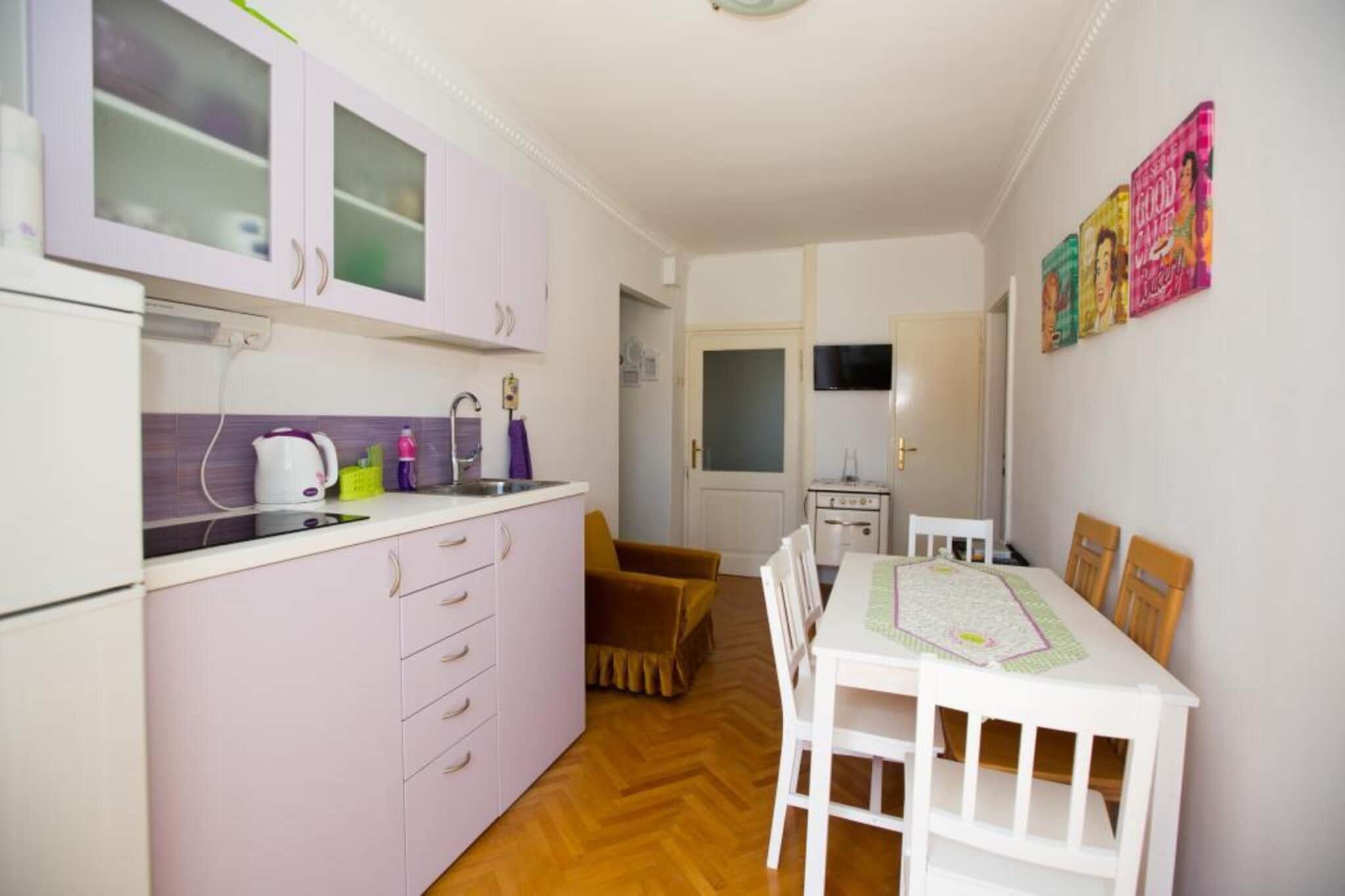 Guest House Gugily- Twin Room with Shared Bathroom and City View (4)-Kitchen