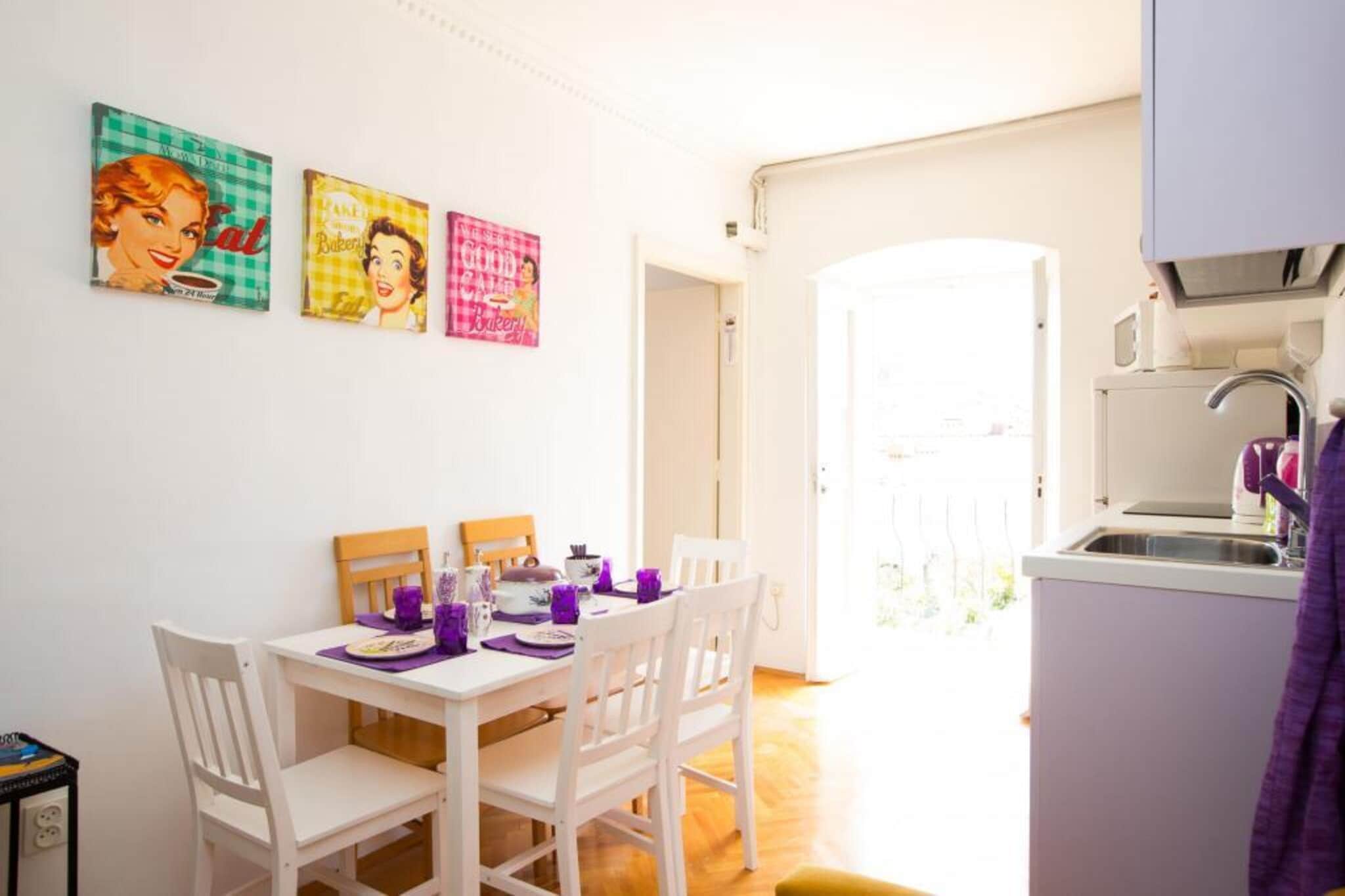 Guest House Gugily- Twin Room with Shared Bathroom and City View (4)-Dining room