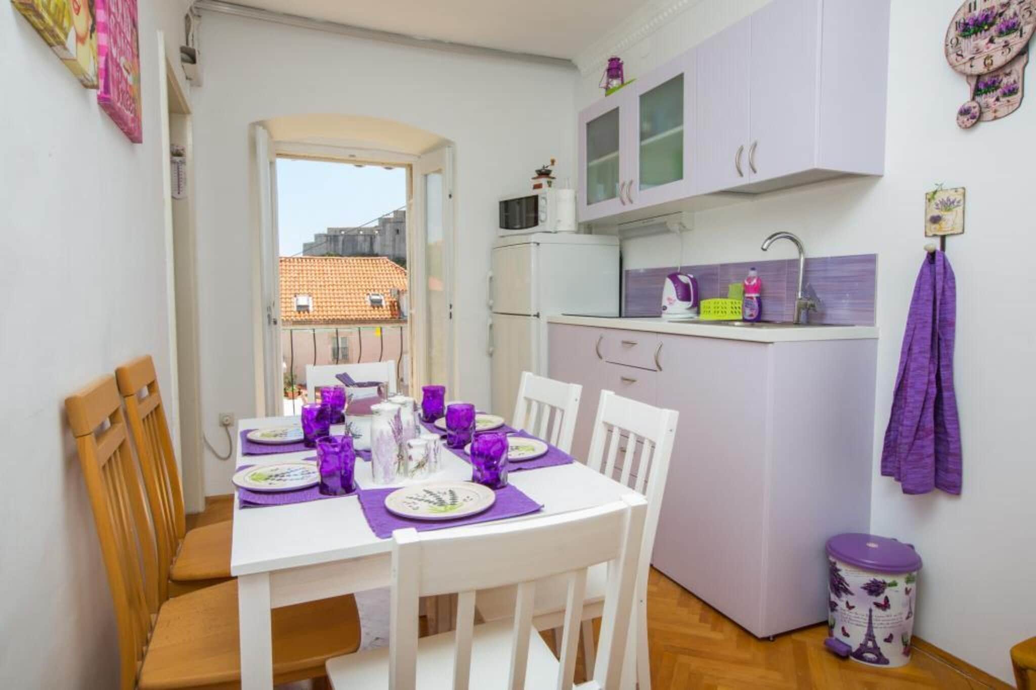 Guest House Gugily- Twin Room with Shared Bathroom and City View (4)-Dining room