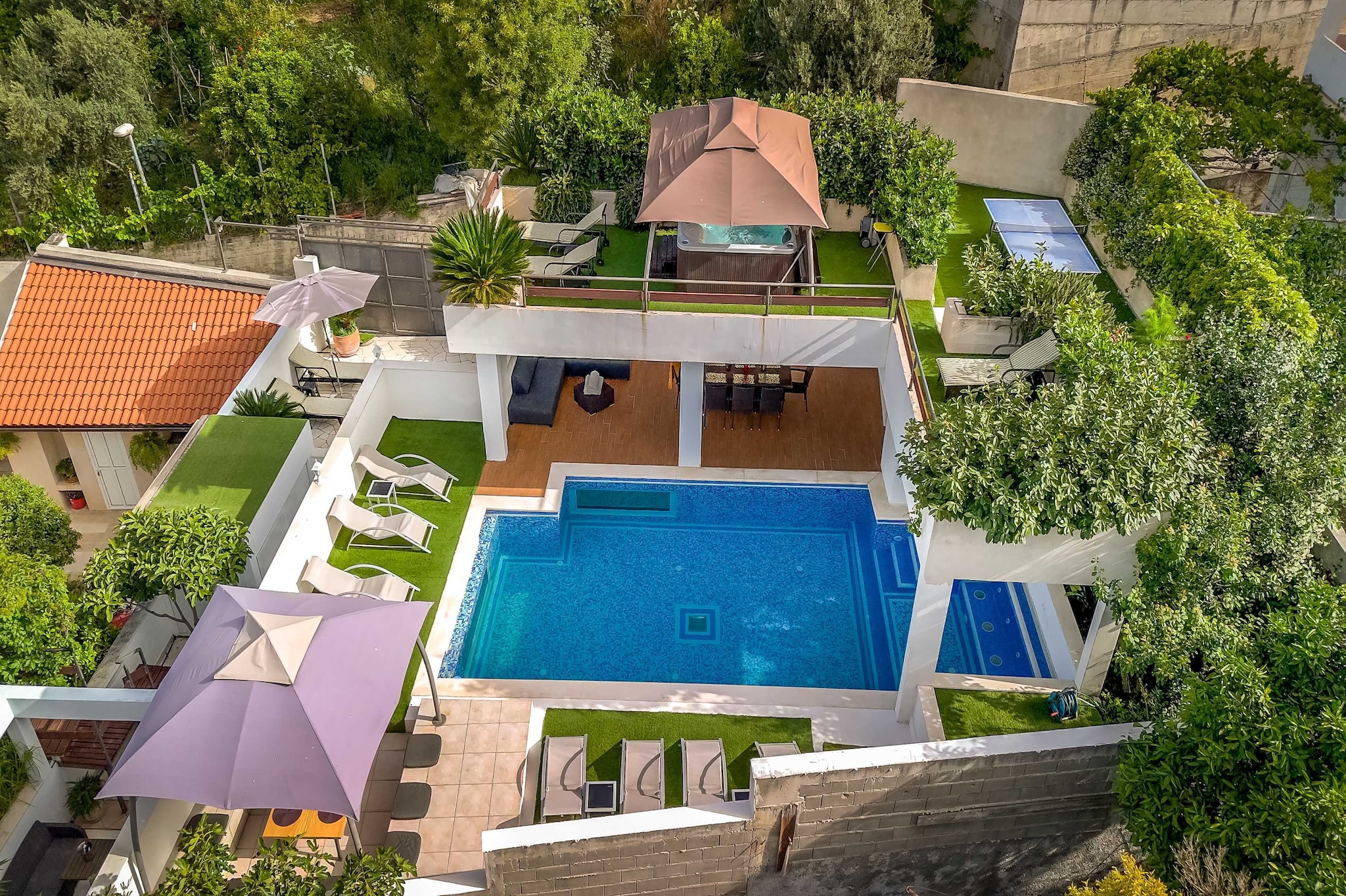 Villa Luciana Residence - Five-Bedroom Villa with Two Pools and Spa Center-Buitenlucht