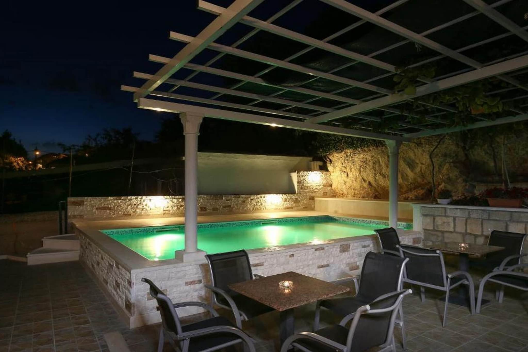 Guest House Kusalo- One Bedroom Apartment with Terrace (Apartman 4)