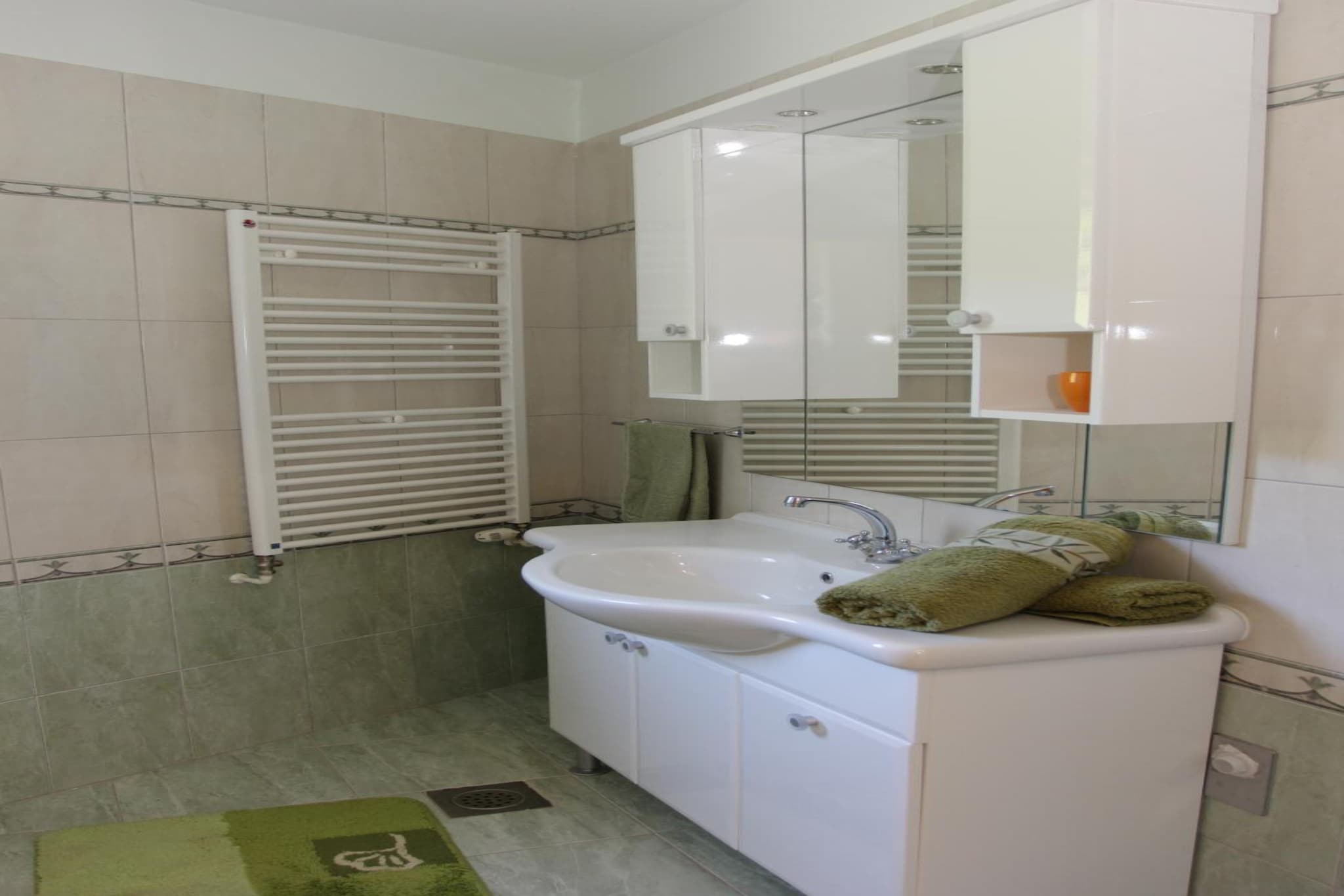 Holiday House Pine Tree - Three Bedroom Holiday Home with Pool-Badkamer
