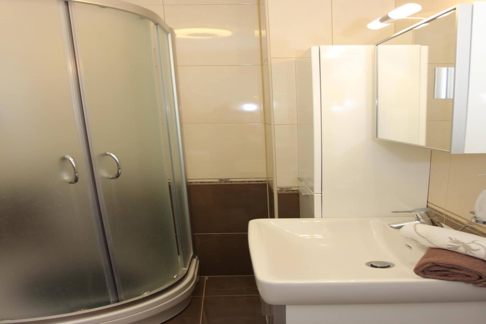 Holiday House Pine Tree - Three Bedroom Holiday Home with Pool-Badkamer