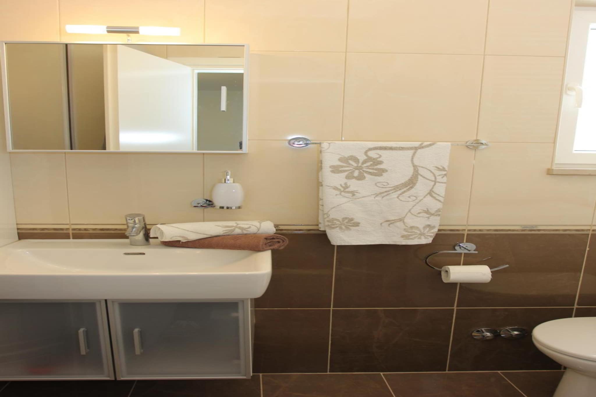 Holiday House Pine Tree - Three Bedroom Holiday Home with Pool-Badkamer
