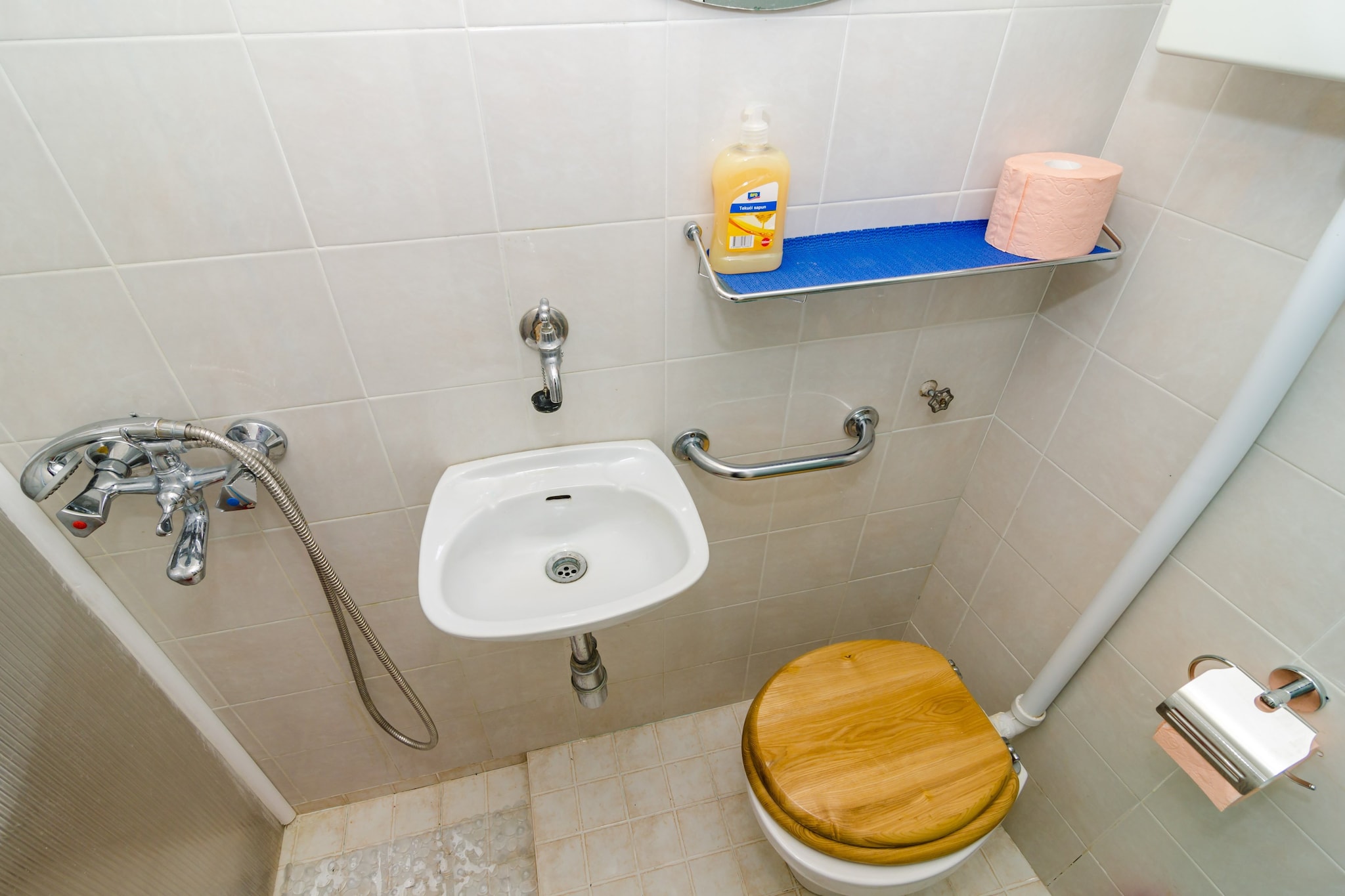 Rooms Jozomare are located inside City Walls, in Dubrovnik Old Town. Property features 4 accommodation units.  Each room is equipped with a fan,  water kettle and shared bathroom.

This room features 2 single beds, water kettle, fan and a shared bathroom with shower. Guests will have unlimited access to free WiFi.

The Old Town’s central street Stradun is just 2 minutes walk away. The rooms are located just 450 meters from the nearest beach Sulic, with many more of them in surrounding area and beautiful island Lokrum just a 15 minutes boat ride away. The nearest market is 100 m away.

There is no need for public transit while You're staying here, but if You want to see other parts of the town, for example peaceful Lapad Bay, You can be there in a 10 minute drive. 
Taxi and bus station are 4 minute walk from the property.

Dubrovnik Bus Station and Ferry Port, connecting the mainland with various Dalmatian islands, are 11 minutes ride from the apartment, while Dubrovnik Airport is 21 km away.