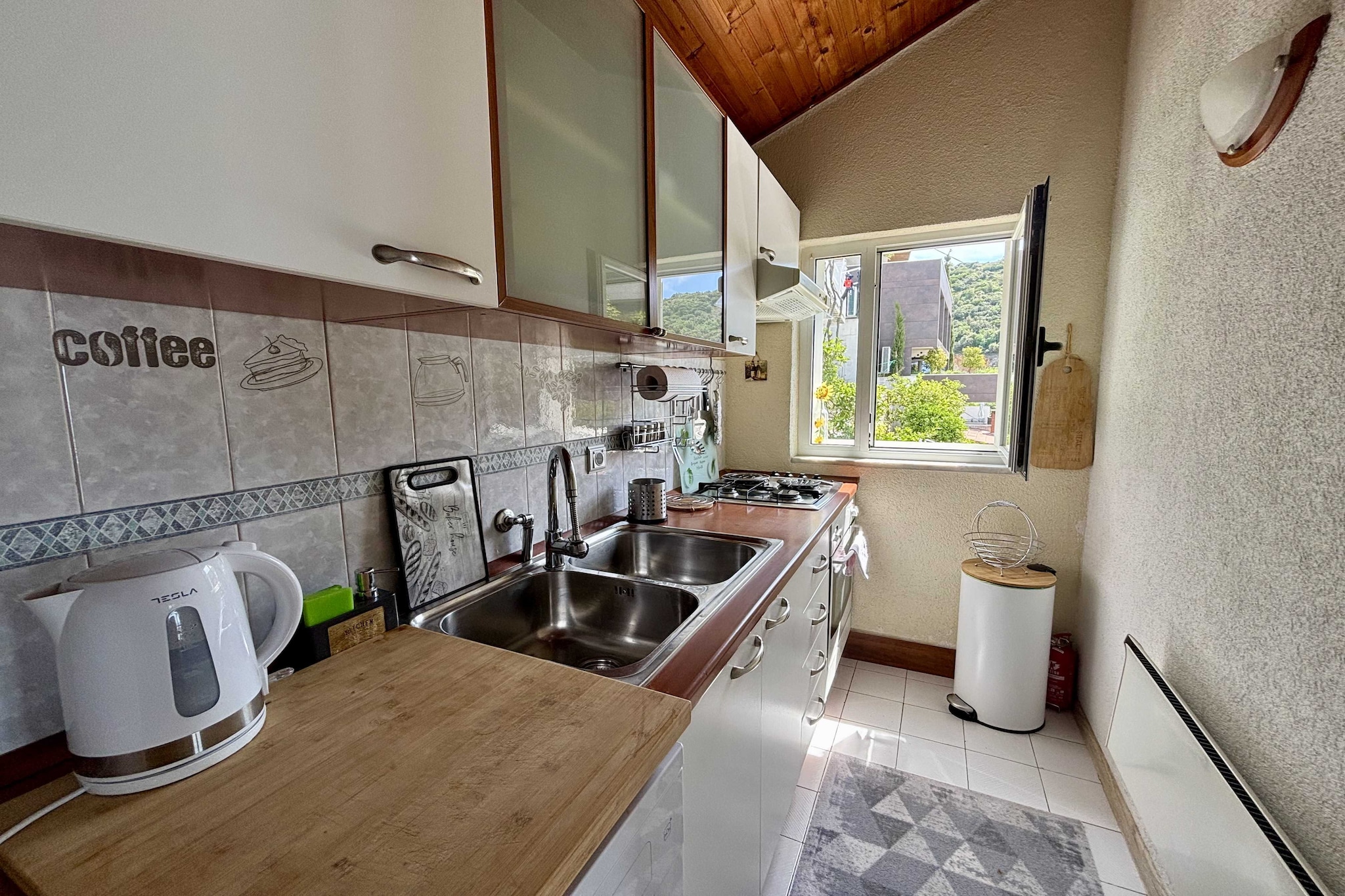 Indy's Beach Apartments -Two Bedroom Apartment with Balcony and Sea View - Keuken
