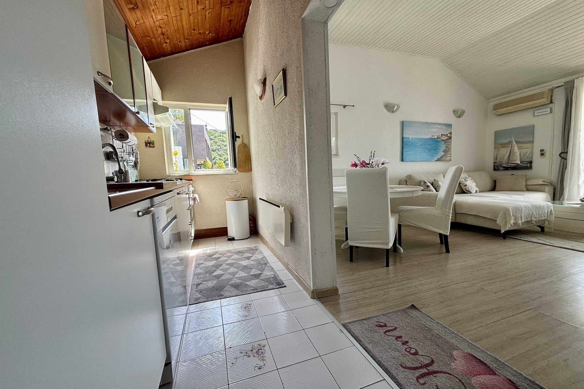 Indy's Beach Apartments -Two Bedroom Apartment with Balcony and Sea View - Keuken
