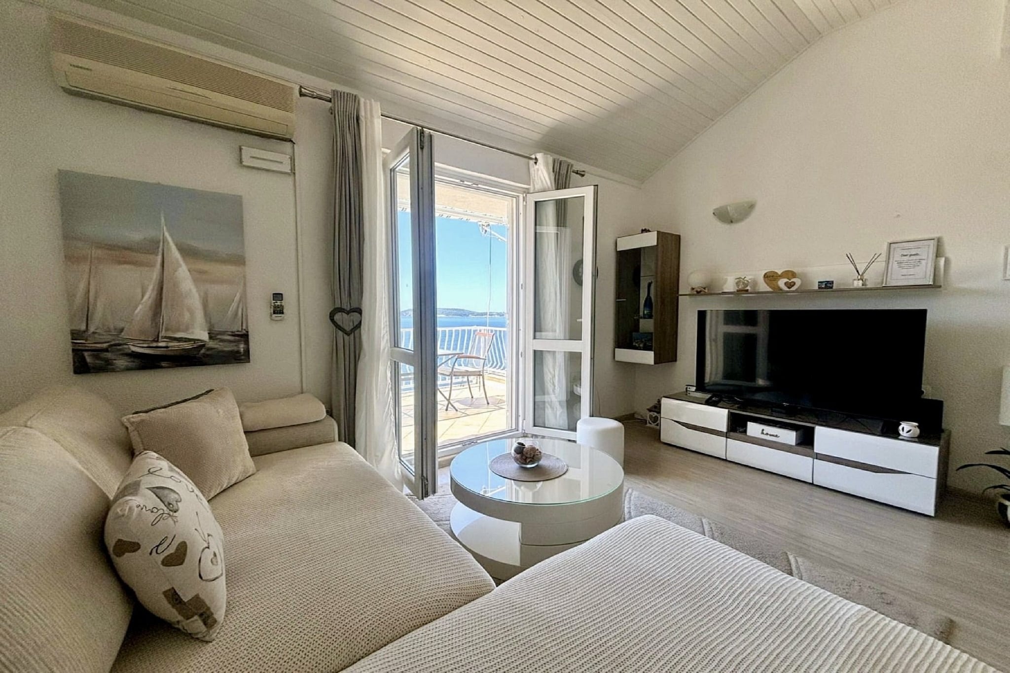 Indy's Beach Apartments -Two Bedroom Apartment with Balcony and Sea View - Woonkamer