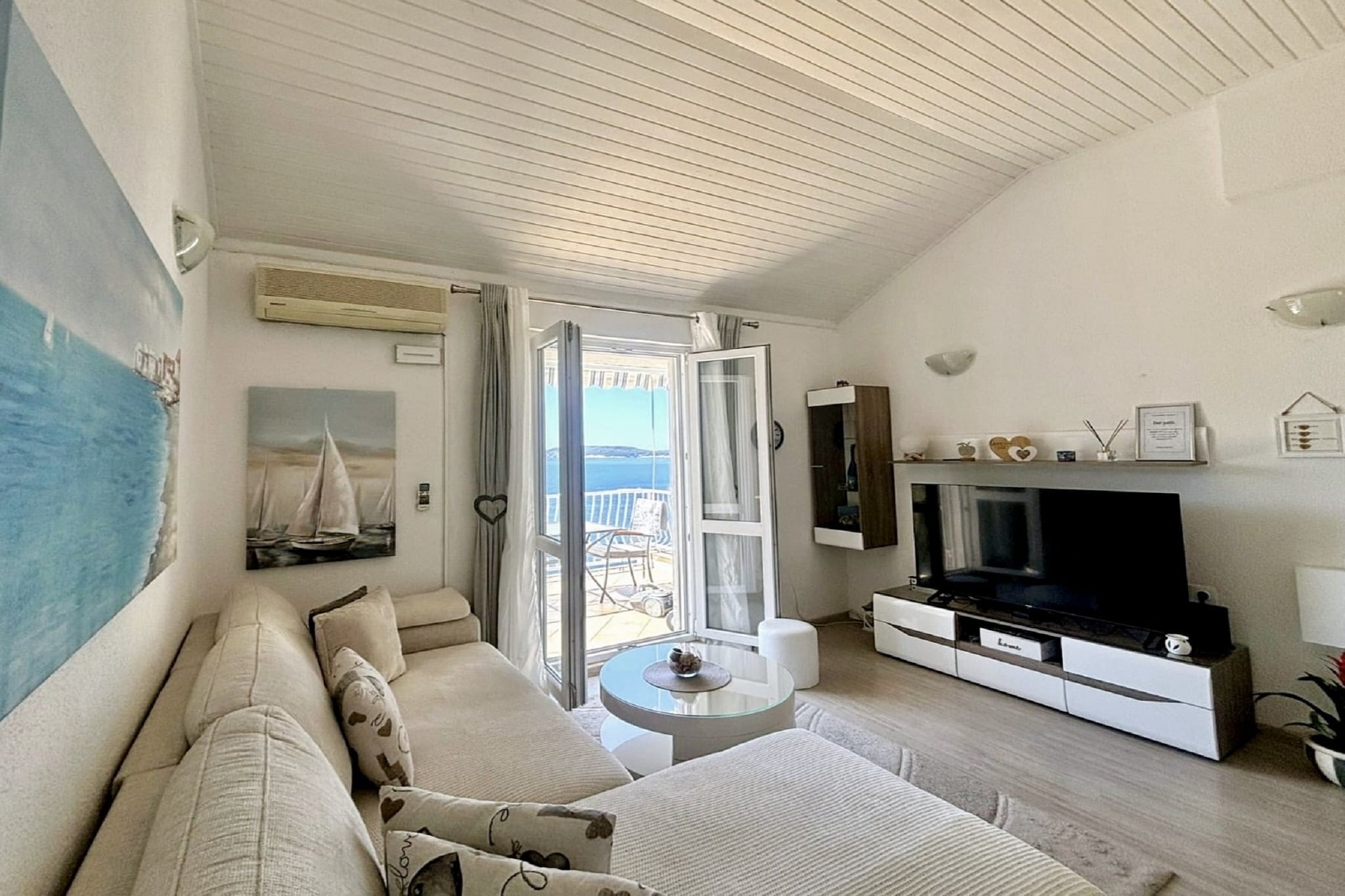 Indy's Beach Apartments -Two Bedroom Apartment with Balcony and Sea View - Woonkamer
