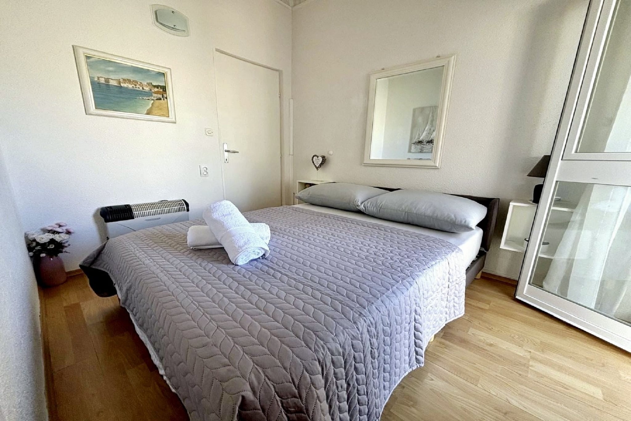 Indy's Beach Apartments -Two Bedroom Apartment with Balcony and Sea View - Slaapkamer
