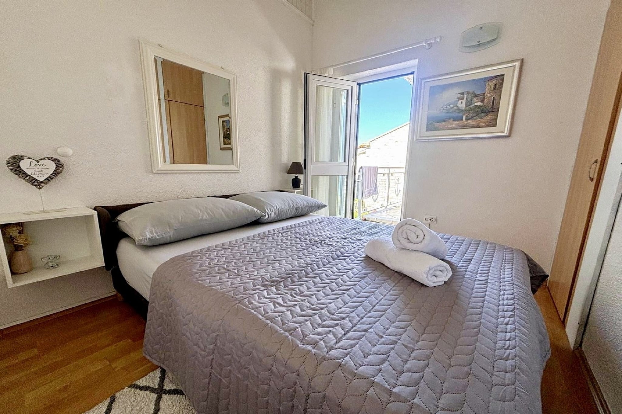Indy's Beach Apartments -Two Bedroom Apartment with Balcony and Sea View - Slaapkamer