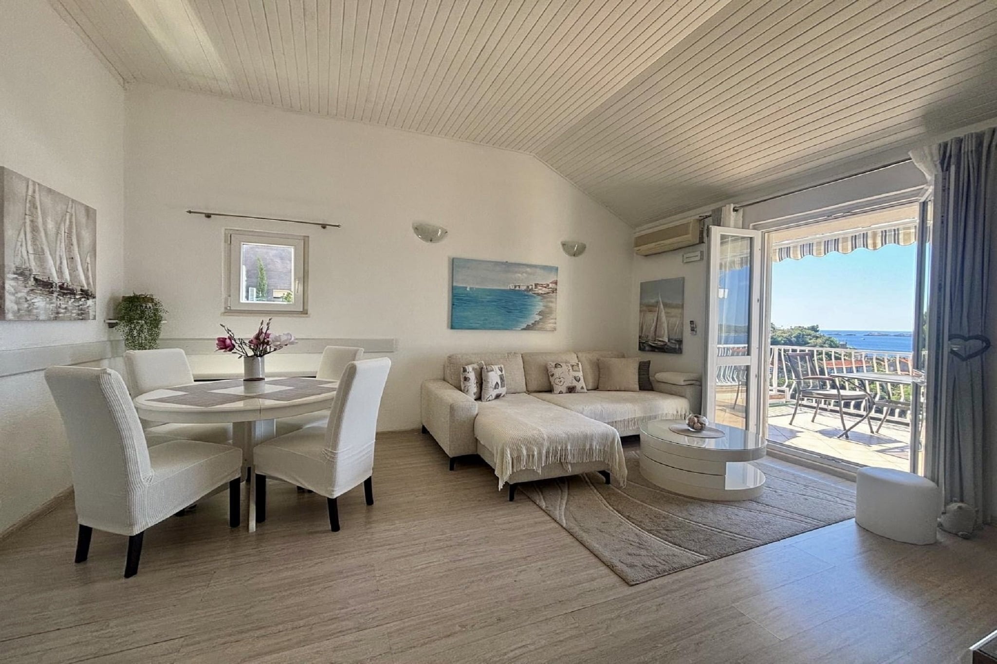Indy's Beach Apartments -Two Bedroom Apartment with Balcony and Sea View - Woonkamer