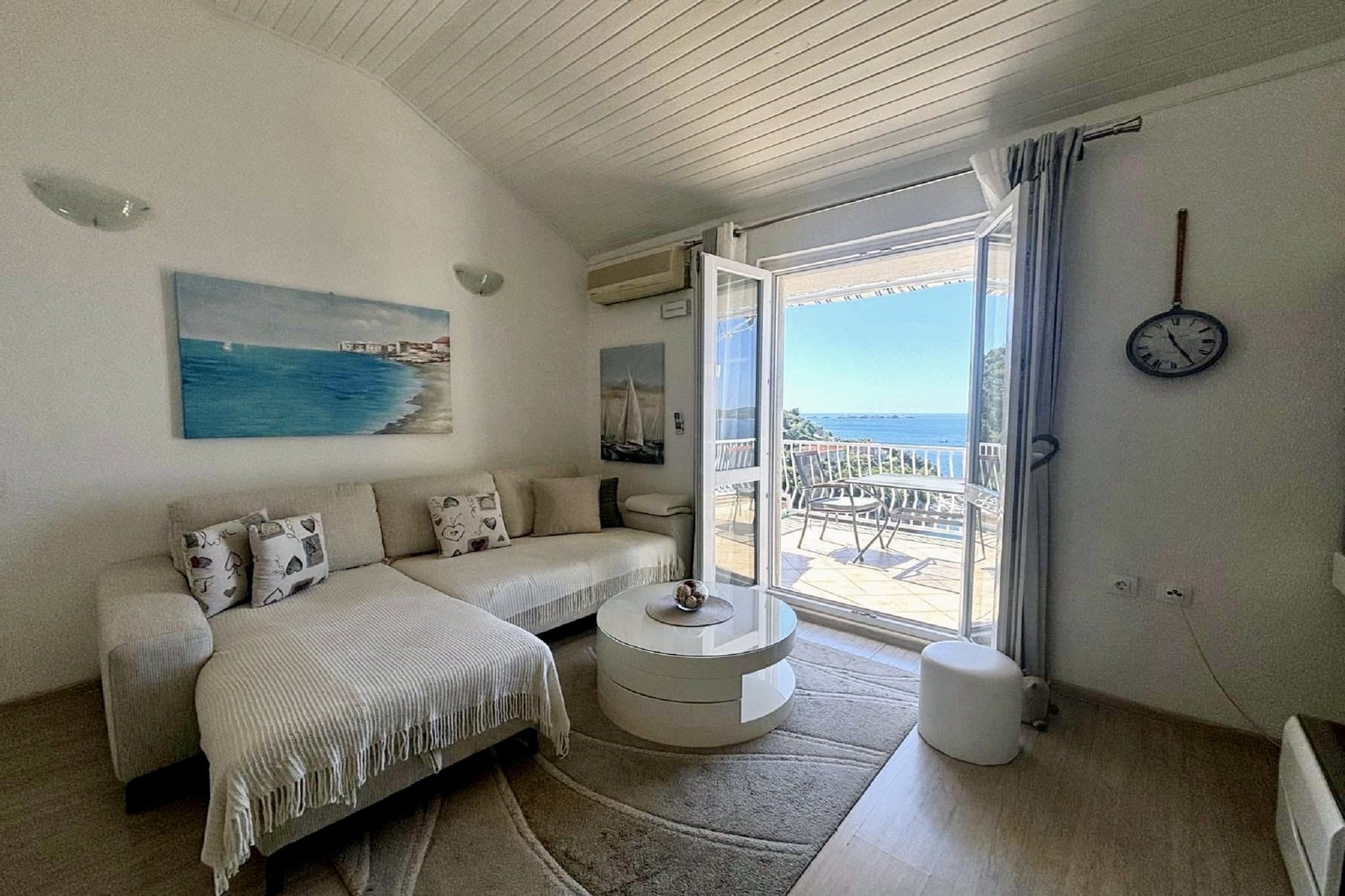Indy's Beach Apartments -Two Bedroom Apartment with Balcony and Sea View - Woonkamer