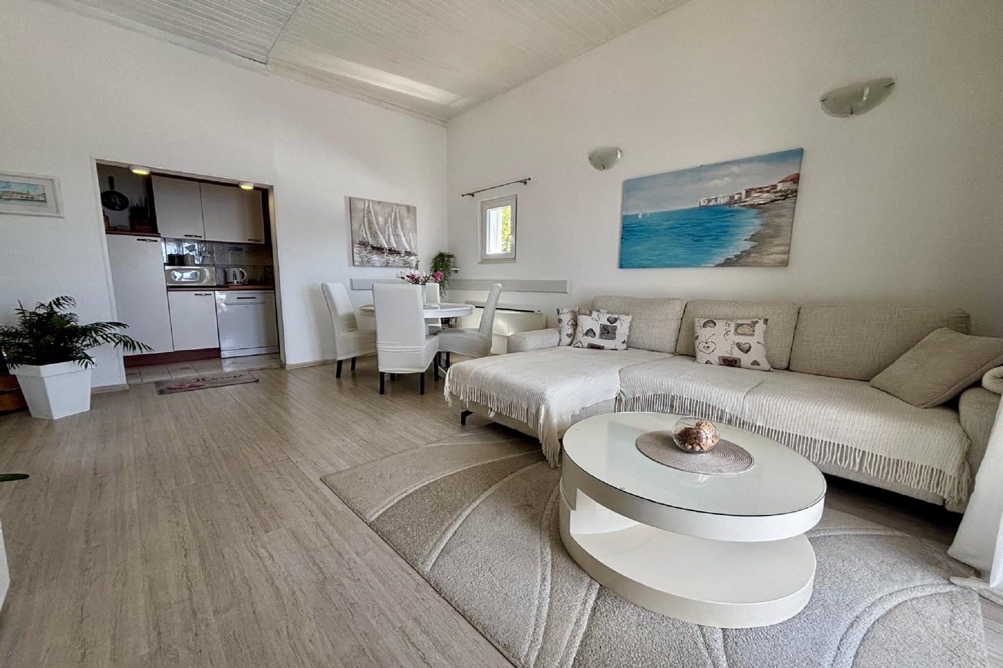 Indy's Beach Apartments -Two Bedroom Apartment with Balcony and Sea View - Woonkamer