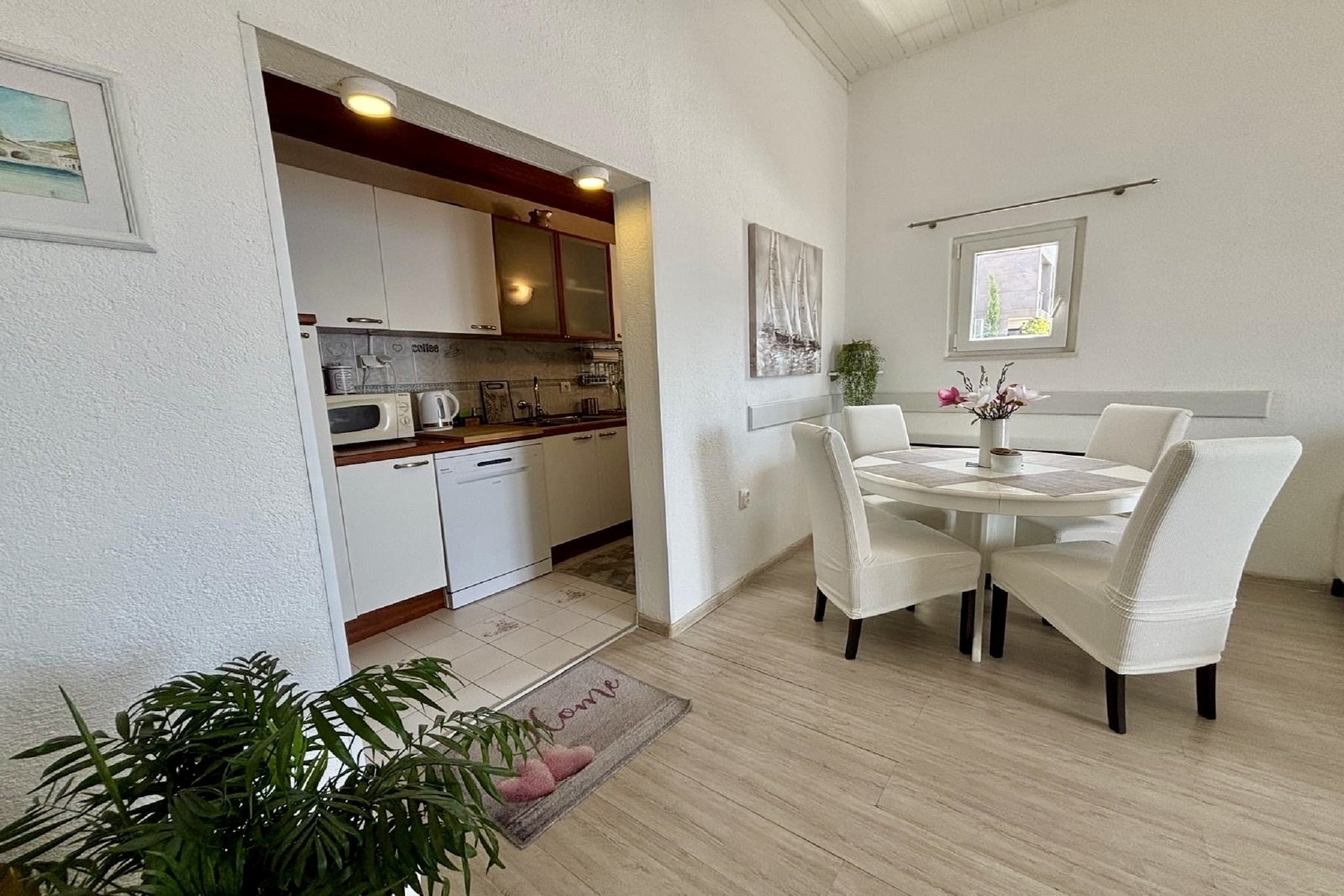 Indy's Beach Apartments -Two Bedroom Apartment with Balcony and Sea View - Keuken