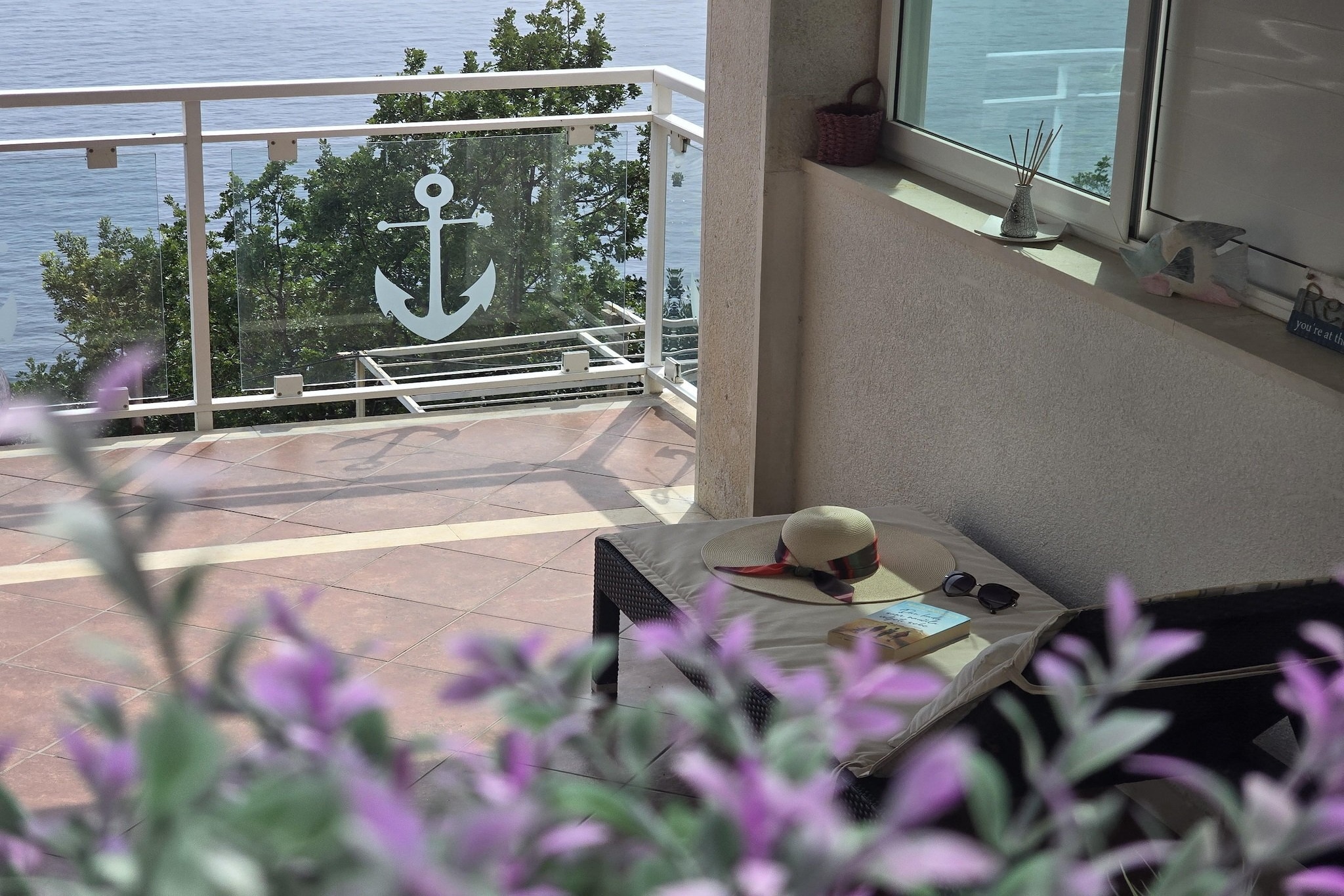 Indy's Beach Apartments- Studio Apartment with Patio and Sea View-Terras