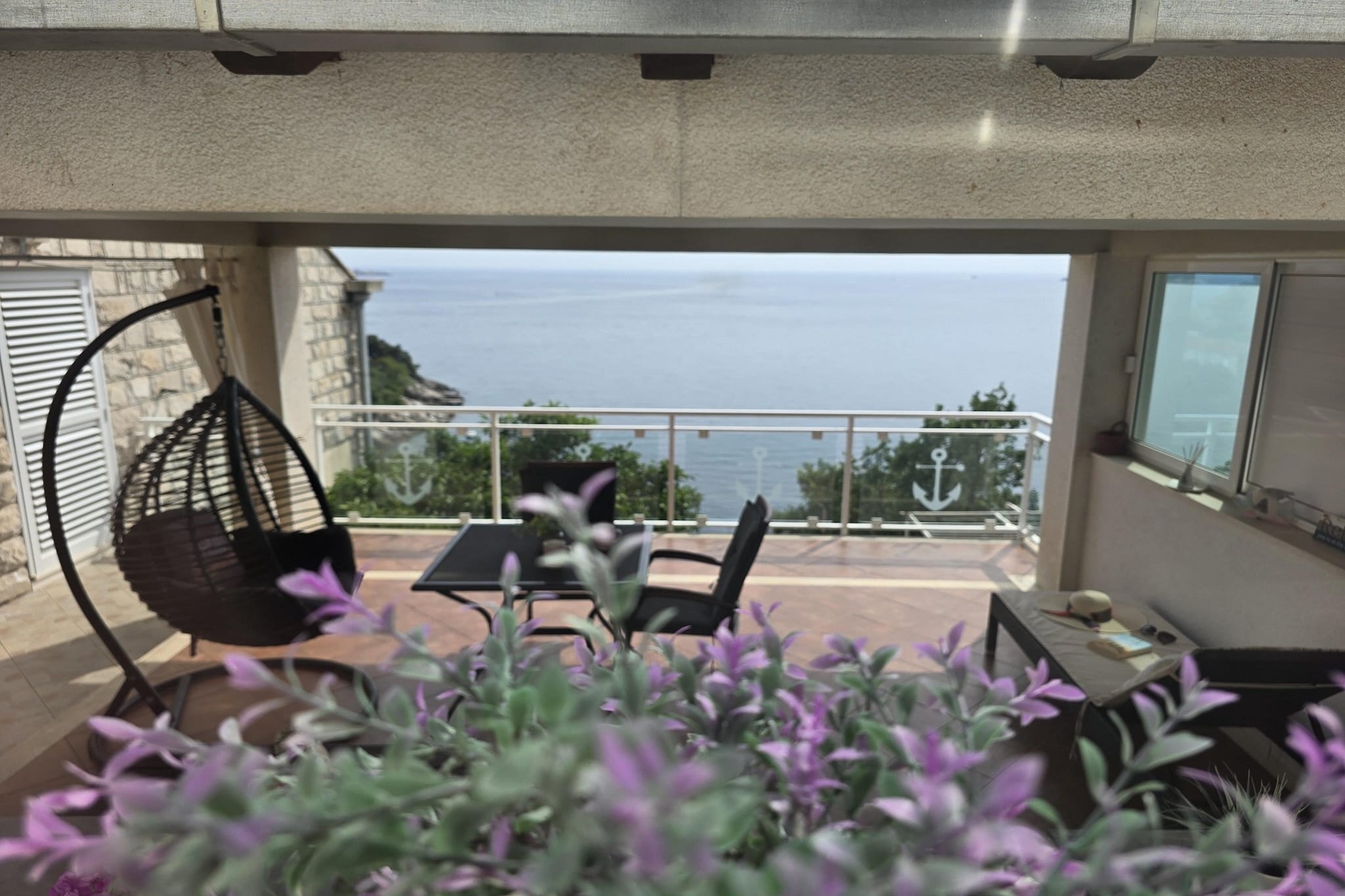 Indy's Beach Apartments- Studio Apartment with Patio and Sea View-Terras