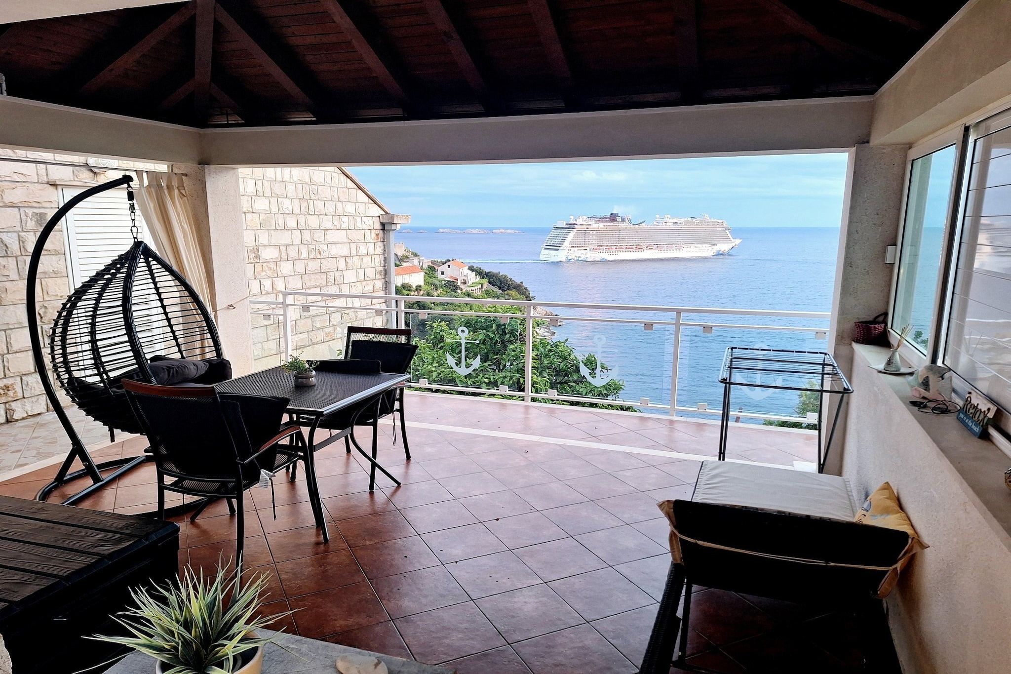 Indy's Beach Apartments- Studio Apartment with Patio and Sea View-Terras