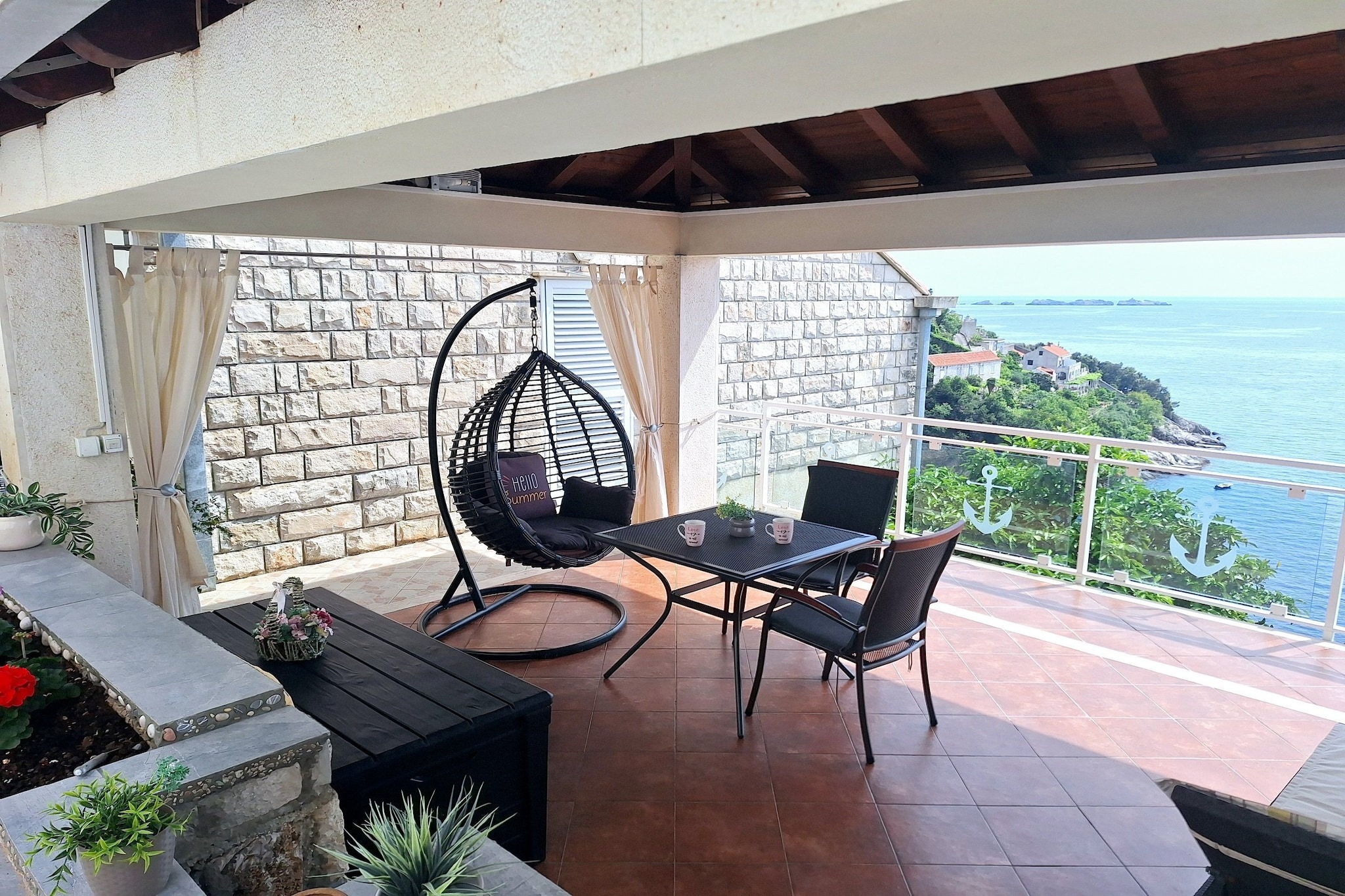 Indy's Beach Apartments- Studio Apartment with Patio and Sea View-Terras